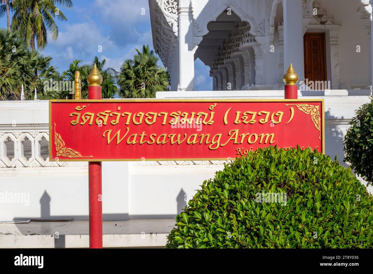 Rotes Schild in der Nähe des Weißen buddhistischen Tempels mit der Inschrift Wat Sawang Arom. Stockfoto