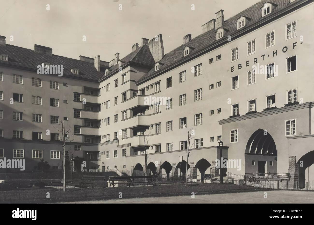 15th, Hütteldorfer Straße 16-22, Loeschenkohlgasse 13, Pouthongasse 23, Costagasse 2 - Hofblick, Martin Gerlach jun. (1879-1944), Fotograf, Datum um 1926, Trägerkarton, Gelatinepapier, Höhe x Breite 81 x 124, 3 cm, Inschrift, Martin Gerlach, Fotograf, Wien, VII Neubaug. 36, Tel. 84-6-82, Rotes Wien, Gemeindebau, Gemeindebau, Wohnen, Bezirk: Rudolfsheim-Fünfhaus, Innenhof-Fassade, Wohnhaus, Mehrfamilienhaus, Sammlung Wien Stockfoto