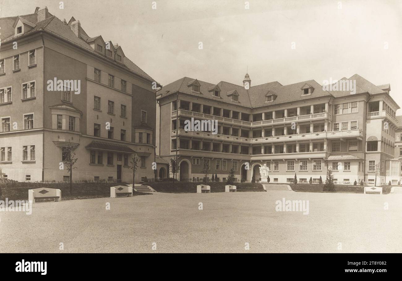 9., Sobieskigasse 31, Lustkandlgasse 50, Ayrenhoffgasse 9 - Kinderübernahmestelle - Innenhof, Gartenblick, Carl (Karl) Zapletal (1876-1941), Fotograf, Datum um 1926, Gelatinedapier, Höhe x Breite 38, 5 x 60, 1 cm, Inschrift, Architektur und, oder Industrie=Fotograf, Carl Zapletal, Wien, VIII, Josefstädterstr. 73., Fernruf 26-1-71, Rotes Wien, Sozialfürsorge, 9. Bezirk: Alsergrund, Kinderübernahmestelle, Sammlung Wien Stockfoto