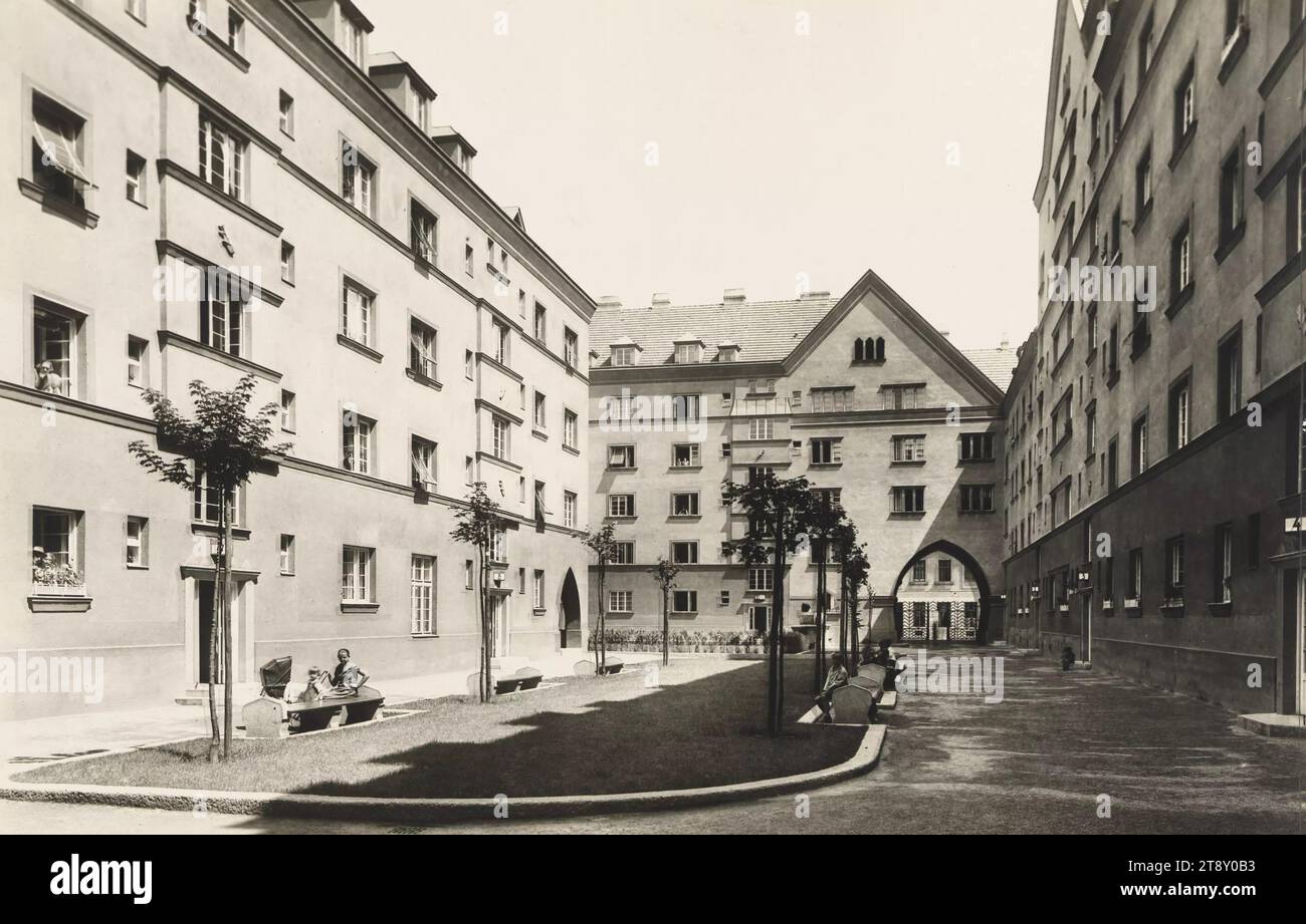 11th, Grillgasse 40, Herderplatz 6, am Kanal 71, Herbortgasse 22-24 - Dr.-Franz-Klein-Hof - Hofblick, Martin Gerlach jun. (1879-1944), Fotograf, Datum um 1926, Gelatinepapier, Höhe x Breite 38, 7 x 59, 9 cm, Rotes Wien, Gemeindebau, Gemeindebau, Wohnen, 11. Bezirk: brodelnd, Innenhoffassade, Wohnhaus, Dr.-Franz-Klein-Hof, Sammlung Wien Stockfoto