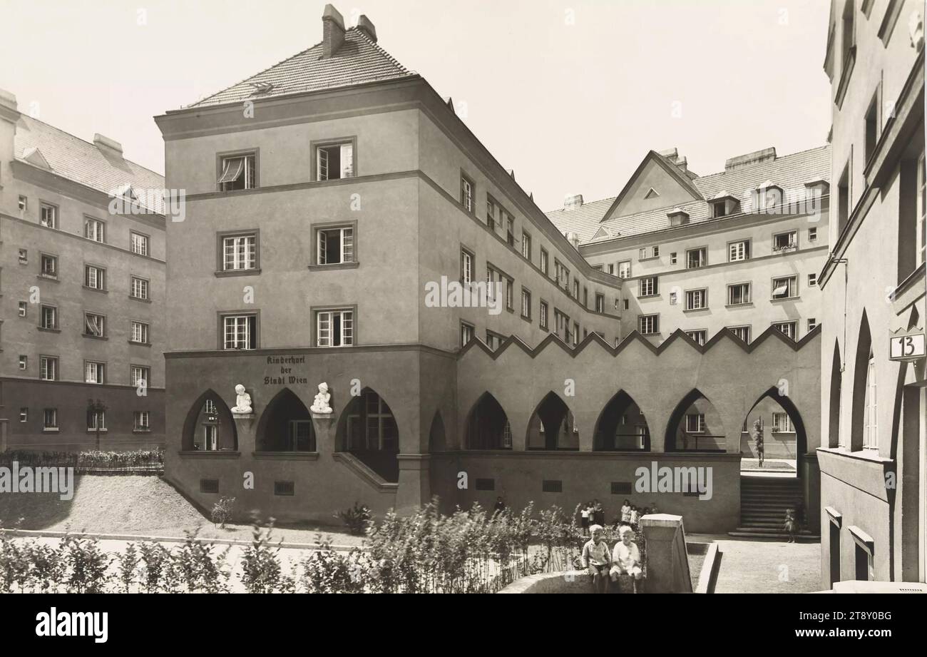 11th, Grillgasse 40, Herderplatz 6, am Kanal 71, Herbortgasse 22-24 - Dr.-Franz-Klein-Hof - Hofblick, Martin Gerlach jun. (1879-1944), Fotograf, Datum um 1926, Gelatinepapier, Höhe x Breite 38, 5 x 60 cm, Red Vienna, Gemeindebau, Gemeindebau, Wohnen, Bezirk 11: brodelnd, Innenhoffassade, Wohnhaus, Dr.-Franz-Klein-Hof, Sammlung Wien Stockfoto