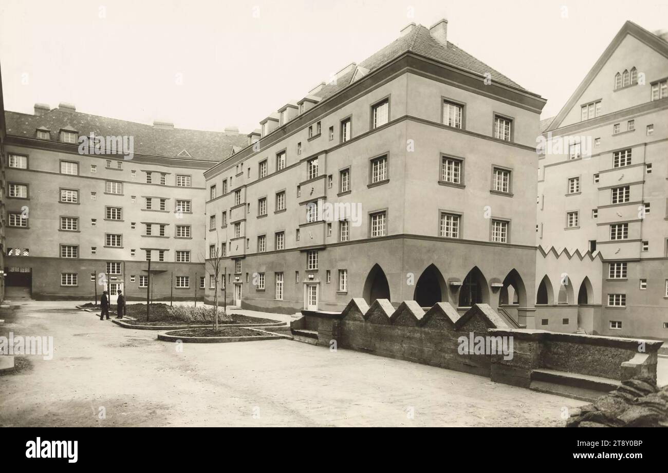 11., Grillgasse 40, Herderplatz 6, am Kanal 71, Herbortgasse 22-24 - Dr.-Franz-Klein-Hof - Hofblick, Carl (Karl) Zapletal (1876-1941), Fotograf, Datum um 1926, Gelatinefarbenpapier, Höhe x Breite 38, 8 x 60, 1 cm, Inschrift, Architektur und, Industrie=Fotograf, Carl Zapletal, Wien, VIII, Josefstädterstr. 73., Fernruf 26-1-71, Red Vienna, Gemeindebau, Gemeindebau, Wohnen, 11. Bezirk: brodelnd, Innenhoffassade, Wohnhaus, Dr.-Franz-Klein-Hof, Sammlung Wien Stockfoto