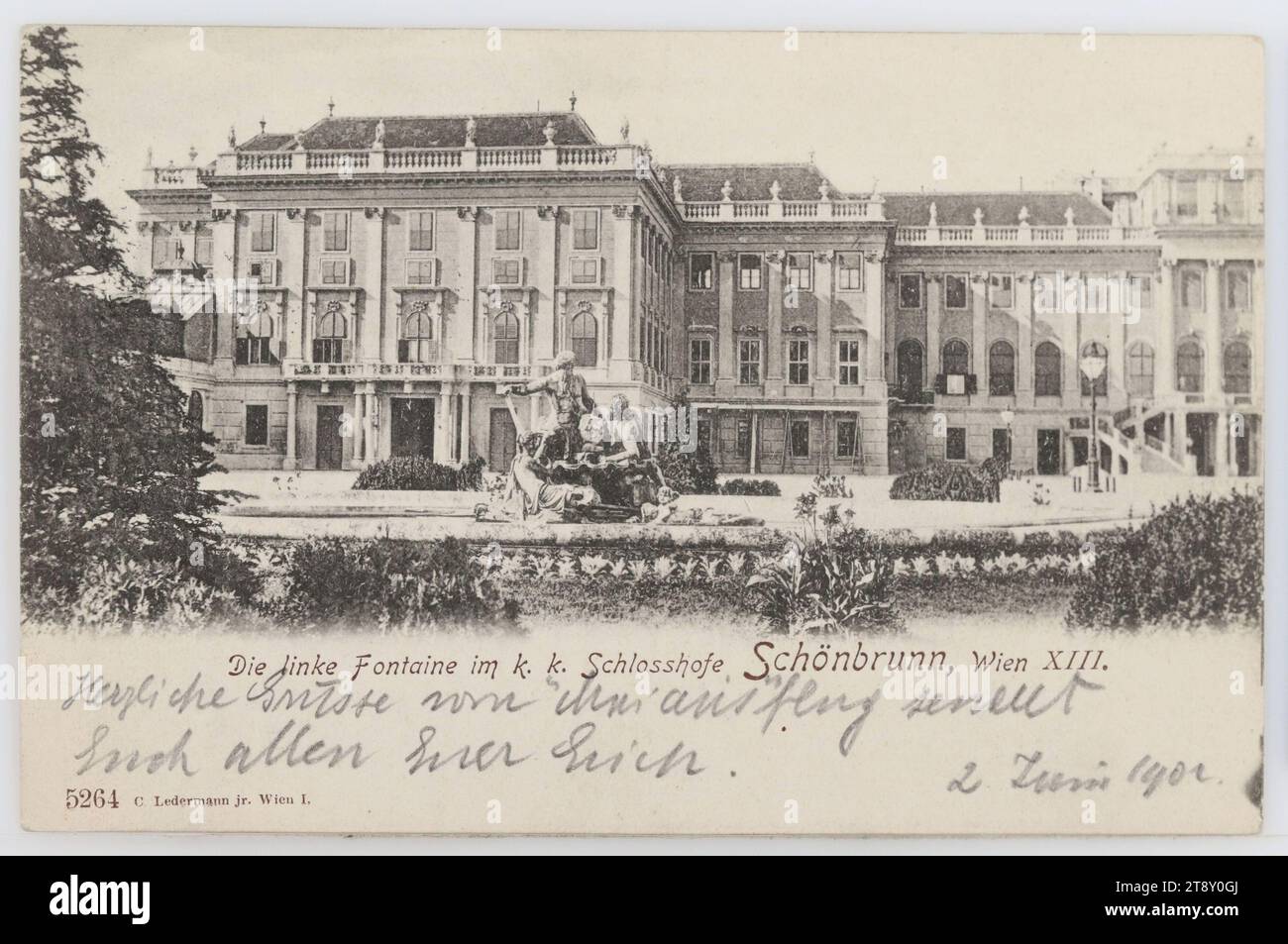 13. Schloss Schönbrunn, mit linker Ehrenhofbrunnen im Schlosshof, Ansichtskarte, Carl (Karl) Ledermann Jr., Produzent, 1903, Pappe, Kollotypie, Inschrift, VON Wien NACH Krumbach (Nied. Österreich), ADRESSE, Ihre Hochwohlgeborene Frau, [Name], Krumbach, Nied. Österreich, NACHRICHT, herzliche Grüße vom Mai Ausflug an Sie alle von Ihrem Erich, 2. Juni 1902, Sehenswürdigkeiten, Habsburger, Postkarten mit Transliteration, Bezirk 13: Hietzing, Schloss, Zierbrunnen, Skulptur, Schloss Schönbrunn, Handschrift, schriftlicher Text Stockfoto