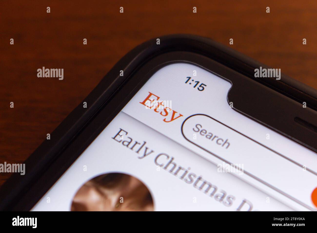Logo von Etsy auf seiner Website auf dem iPhone-Bildschirm zu sehen. Etsy, Inc. Ist ein US-amerikanisches E-Commerce-Unternehmen, das sich auf handgefertigte oder Vintage-Artikel und handwerkliches Zubehör spezialisiert hat Stockfoto