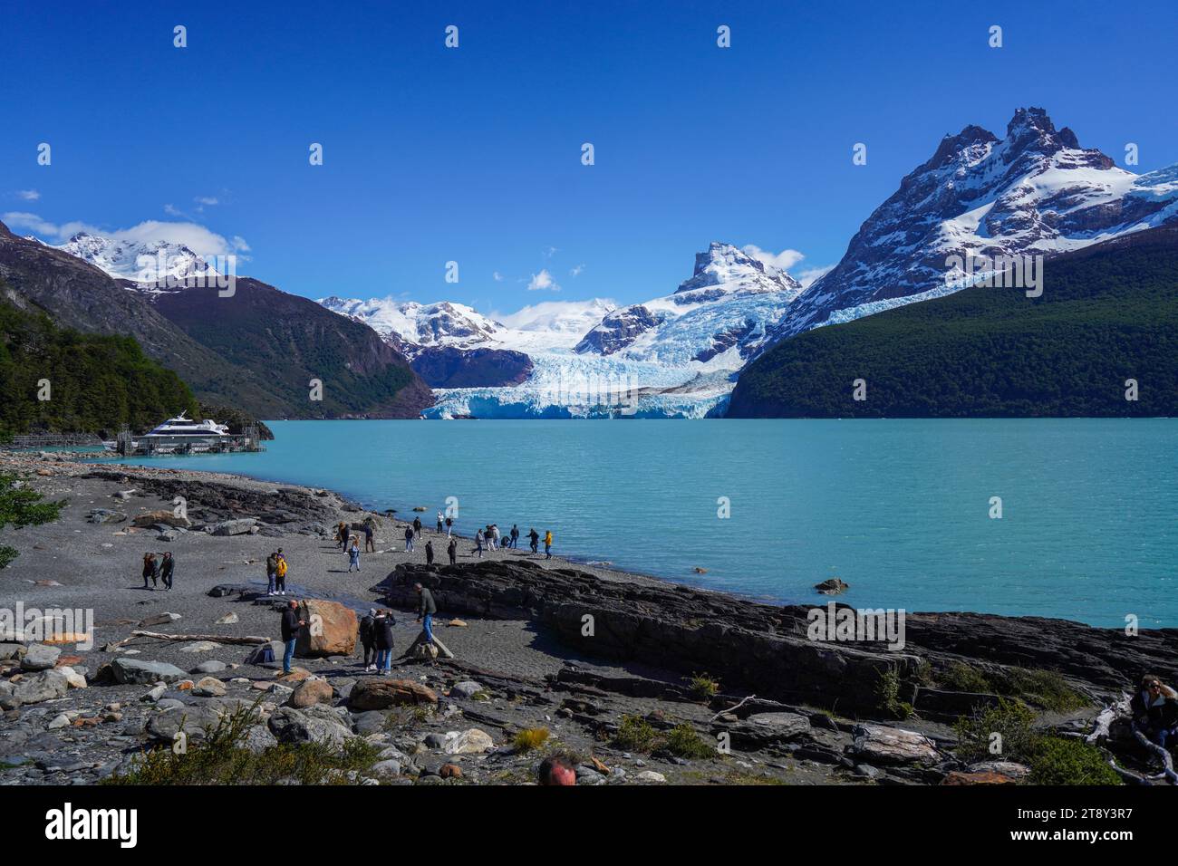Leute, die auf den Spegazzini-Gletscher in Patagonien schauen Stockfoto