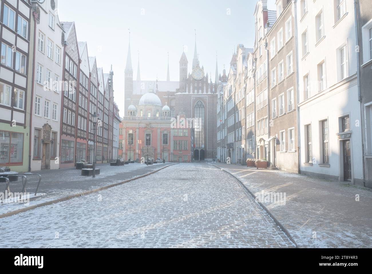 9. Dezember 2022 Blick auf die Basilika St. Mary und Royal Chapelat Night. Danzig, Polen Stockfoto