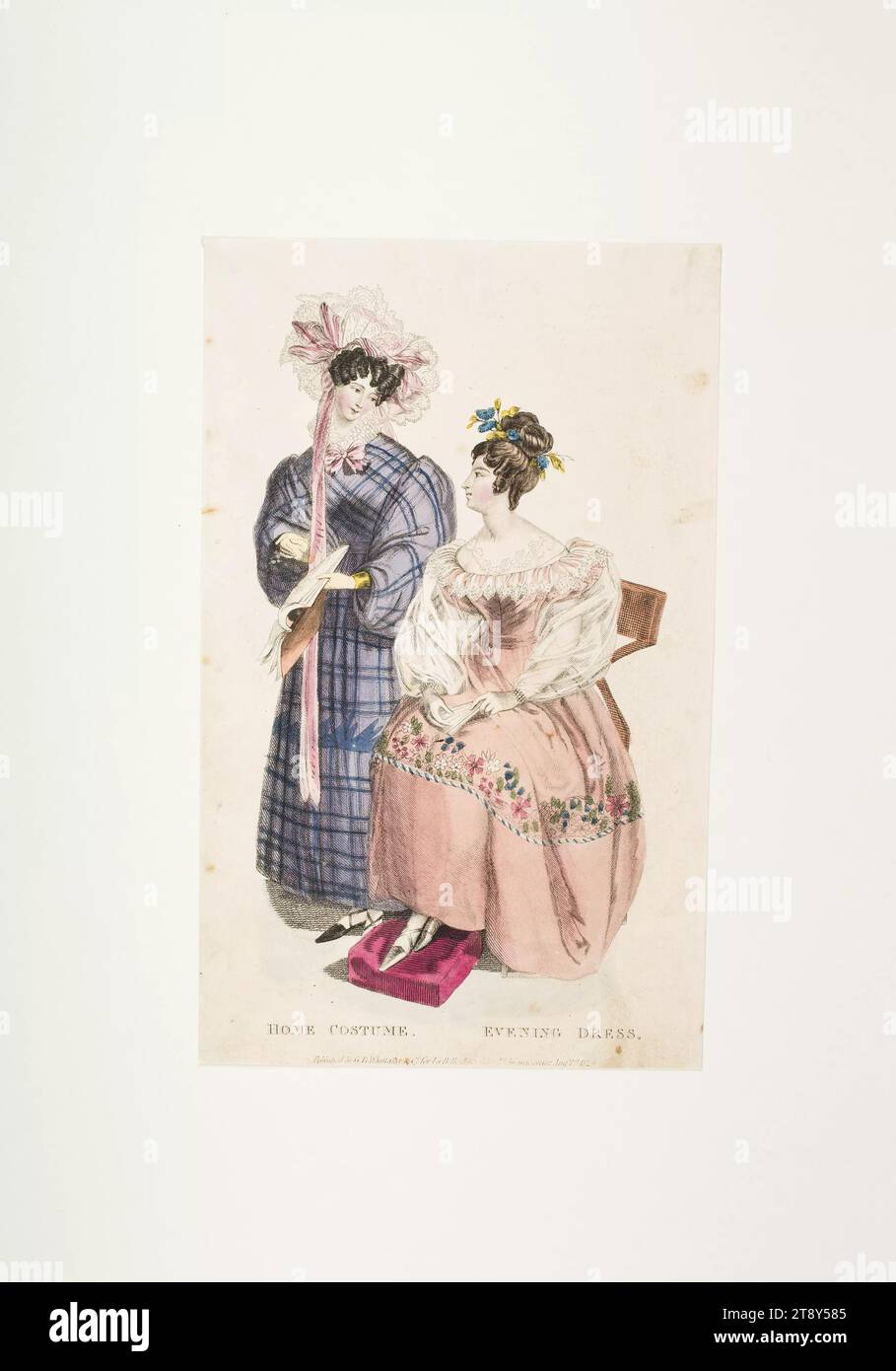 Modebild: Zwei Figuren, Haus- und Abendkleid, Unbekannt, 1829, Papier, farbig, Kupferstich, Tellergröße 21, 9 x 14, 4 cm, Mode, Bourgeoisie, Biedermeier, Nachtleben, Modeteller, Kopfbedeckungen, Frau, Kleid, Gewand, die Wiener Sammlung Stockfoto