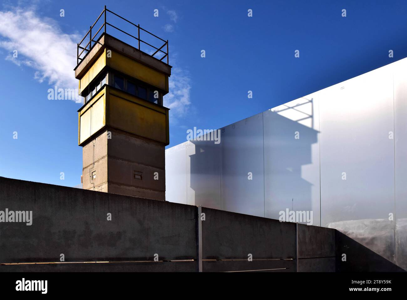 Ehemalige Grenzanlage auf dem Todestreifenstreifen an der Bernauer Straße ein Abschnitt der ehemaligen Sektorengrenze zwischen Ost- und West-Berlin wurde 1990 unter Denkmalschutz gestellt und 1998 als Gedenkstätte und Mahnmal eingeweiht. Berlin-Mitte Berlin Deutschland *** ehemalige Grenzbefestigung am Todesstreifen an der Bernauer Straße Ein Abschnitt der ehemaligen Sektorgrenze zwischen Ost- und West-Berlin wurde 1990 unter Denkmalschutz gestellt und 1998 als Gedenkstätte und Denkmal geweiht Berlin Mitte Berlin Deutschland Kredit: Imago/Alamy Live News Stockfoto