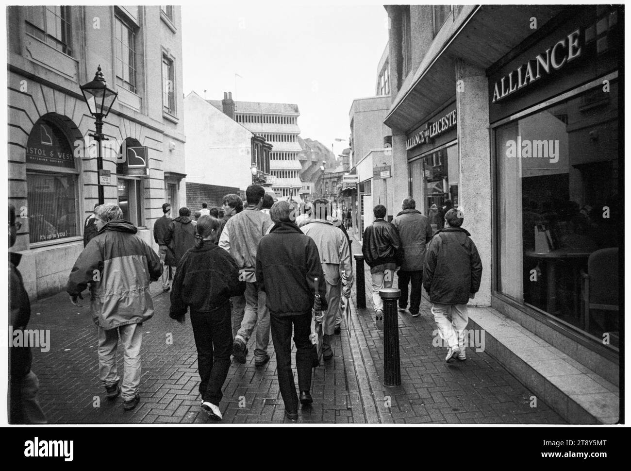 Fans fahren die Quay Street entlang in Richtung Westgate Street mit den berühmten Betonarmen des alten Stadions am Horizont. Qualifikation der Gruppe 4 zur FIFA-Weltmeisterschaft 1994 – Wales gegen RCS (Tschechoslowakei, auch bekannt als Vertretung der Tschechen und Slowaken) am 8. September 1993 im Cardiff Arms Park, Wales, Vereinigtes Königreich. Ein Sieg für Wales in diesem Spiel würde fast die Qualifikation garantieren, da zwei Gruppenspiele verbleiben. Sie führten 2-1 an, kassierten aber ein spätes Freistoß-Tor von Peter Dubovský und das Spiel endete mit 2:2. Foto: Rob Watkins Stockfoto