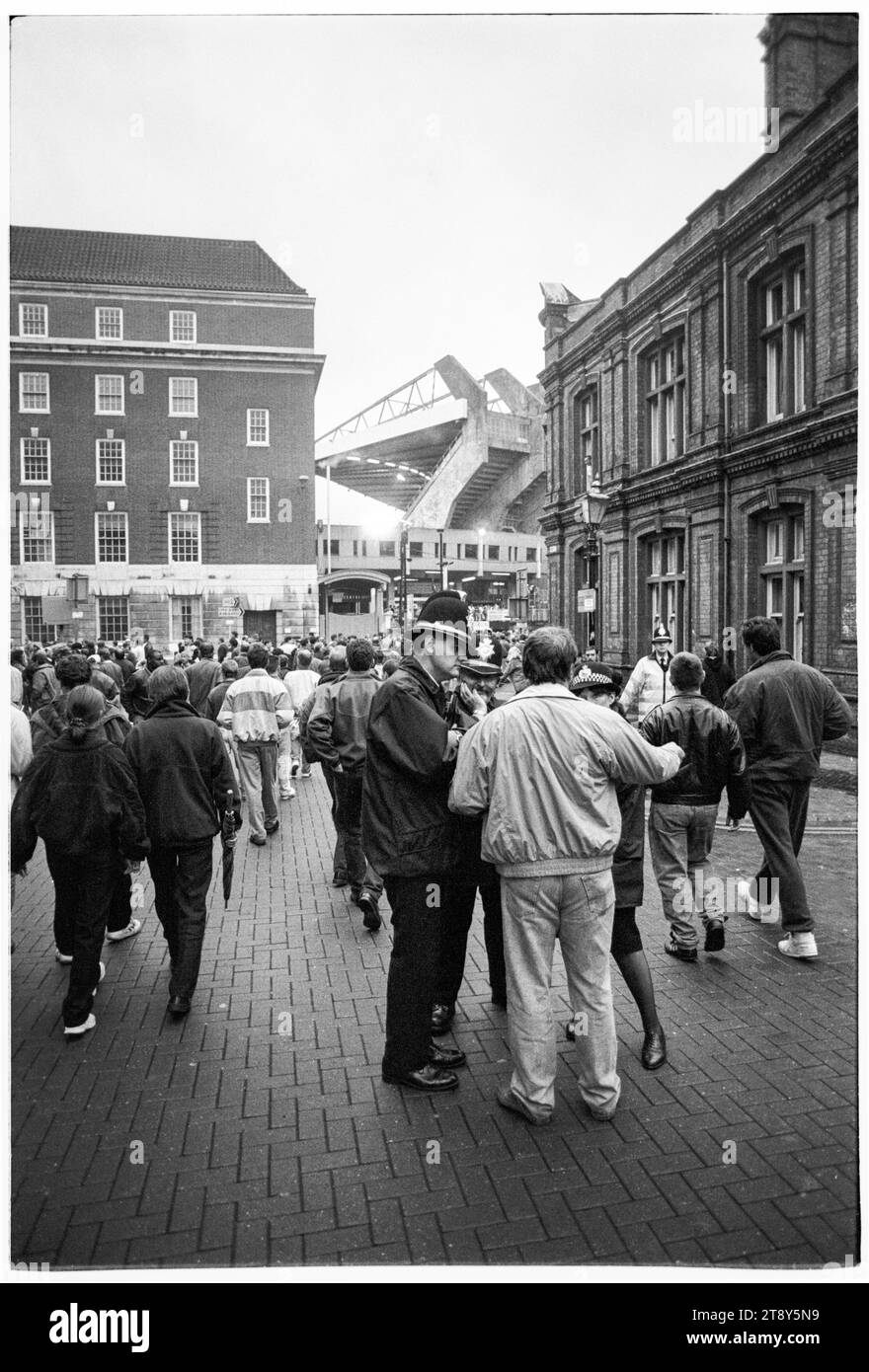 Fans fahren die Quay Street entlang in Richtung Westgate Street mit den berühmten Betonarmen des alten Stadions am Horizont. Qualifikation der Gruppe 4 zur FIFA-Weltmeisterschaft 1994 – Wales gegen RCS (Tschechoslowakei, auch bekannt als Vertretung der Tschechen und Slowaken) am 8. September 1993 im Cardiff Arms Park, Wales, Vereinigtes Königreich. Ein Sieg für Wales in diesem Spiel würde fast die Qualifikation garantieren, da zwei Gruppenspiele verbleiben. Sie führten 2-1 an, kassierten aber ein spätes Freistoß-Tor von Peter Dubovský und das Spiel endete mit 2:2. Foto: Rob Watkins Stockfoto