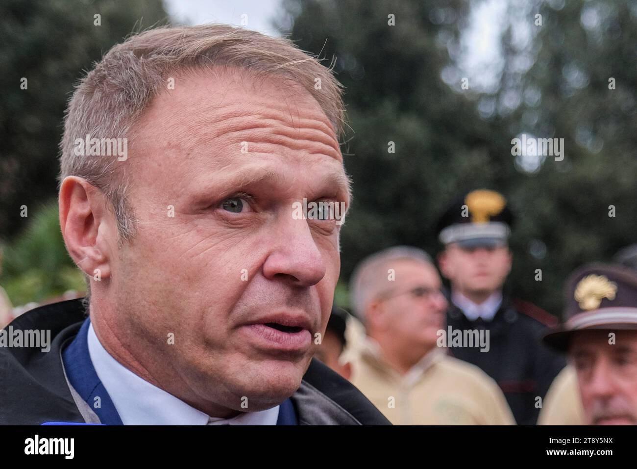 Minister für Landwirtschaft, Ernährungssouveränität und Forstwirtschaft Francesco Lollobrigida, Minister für Landwirtschaft, Ernährungssouveränität und Forstwirtschaft der Regierung Meloni Francesco Lollobrigida in Caivano für die Eröffnung des Stadtparks im Sportzentrum Delphinia, einem Ort in der Nähe des Grünen Parks. DSCF5502 Copyright: XAntonioxBalascox Credit: Imago/Alamy Live News Stockfoto