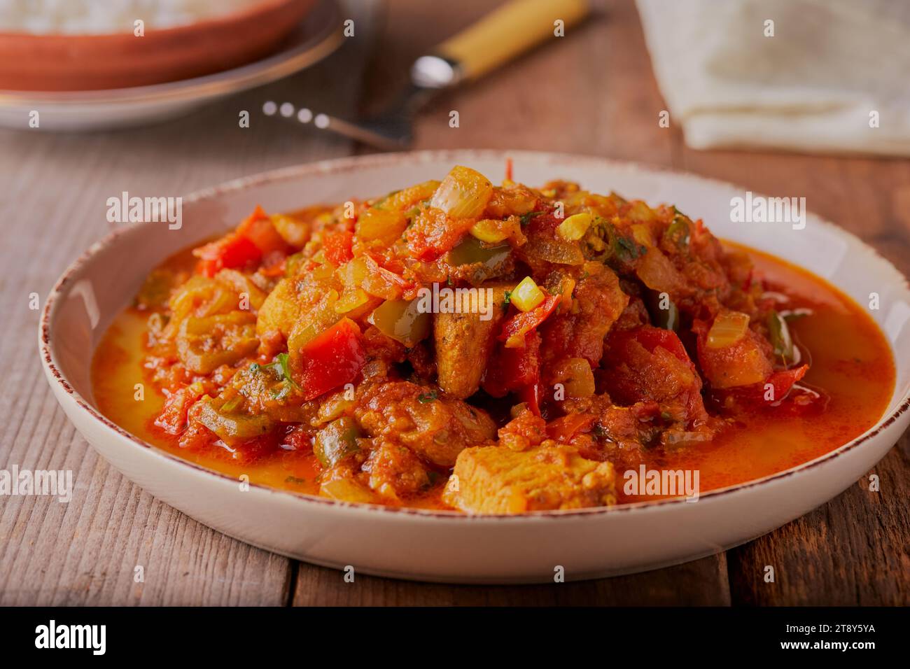 Traditionelles indisches Jalfrezi-Curry mit Reis. Stockfoto