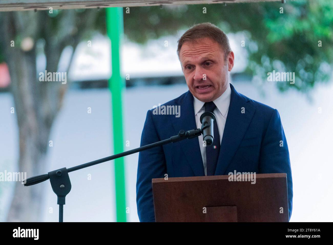 Minister für Landwirtschaft, Ernährungssouveränität und Forstwirtschaft Francesco Lollobrigida, Minister für Landwirtschaft, Ernährungssouveränität und Forstwirtschaft der Regierung Meloni Francesco Lollobrigida in Caivano für die Eröffnung des Stadtparks im Sportzentrum Delphinia, einem Ort in der Nähe des Grünen Parks. DSCF5759 Copyright: XAntonioxBalascox Credit: Imago/Alamy Live News Stockfoto