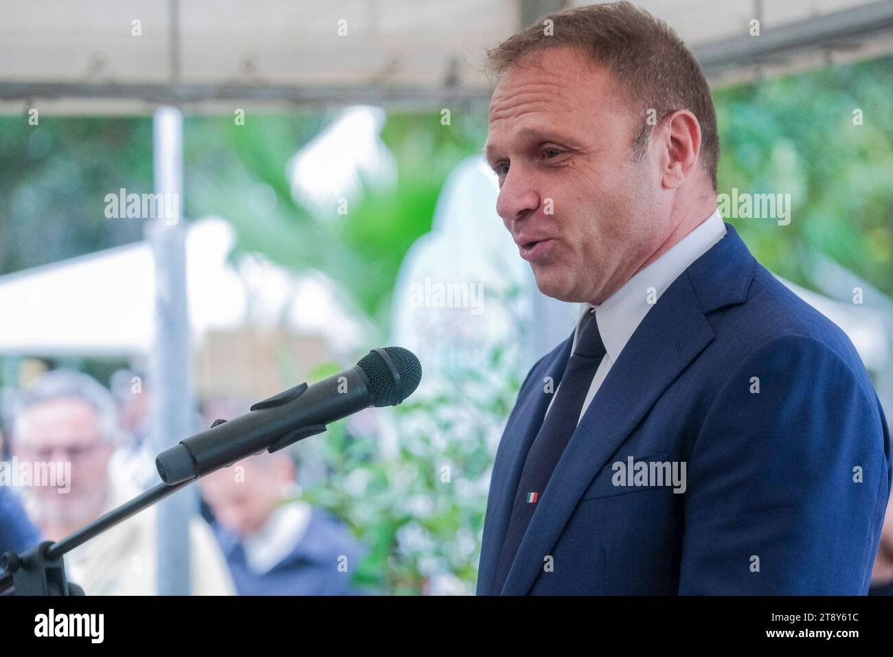 Minister für Landwirtschaft, Ernährungssouveränität und Forstwirtschaft Francesco Lollobrigida, Minister für Landwirtschaft, Ernährungssouveränität und Forstwirtschaft der Regierung Meloni Francesco Lollobrigida in Caivano für die Eröffnung des Stadtparks im Sportzentrum Delphinia, einem Ort in der Nähe des Grünen Parks. DSCF5786 Copyright: XAntonioxBalascox Credit: Imago/Alamy Live News Stockfoto