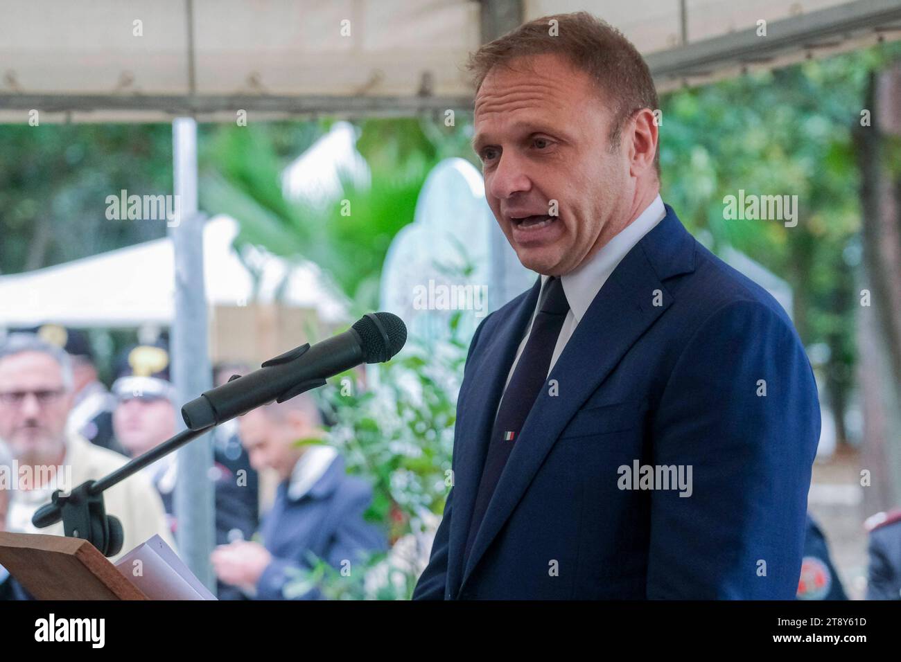 Minister für Landwirtschaft, Ernährungssouveränität und Forstwirtschaft Francesco Lollobrigida, Minister für Landwirtschaft, Ernährungssouveränität und Forstwirtschaft der Regierung Meloni Francesco Lollobrigida in Caivano für die Eröffnung des Stadtparks im Sportzentrum Delphinia, einem Ort in der Nähe des Grünen Parks. DSCF5807 Copyright: XAntonioxBalascox Credit: Imago/Alamy Live News Stockfoto