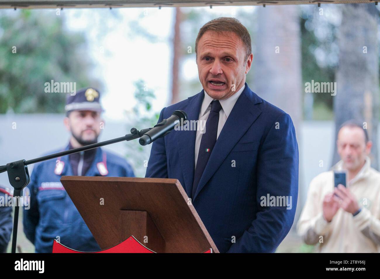 Minister für Landwirtschaft, Ernährungssouveränität und Forstwirtschaft Francesco Lollobrigida, Minister für Landwirtschaft, Ernährungssouveränität und Forstwirtschaft der Regierung Meloni Francesco Lollobrigida in Caivano für die Eröffnung des Stadtparks im Sportzentrum Delphinia, einem Ort in der Nähe des Grünen Parks. DSCF5855 Copyright: XAntonioxBalascox Credit: Imago/Alamy Live News Stockfoto