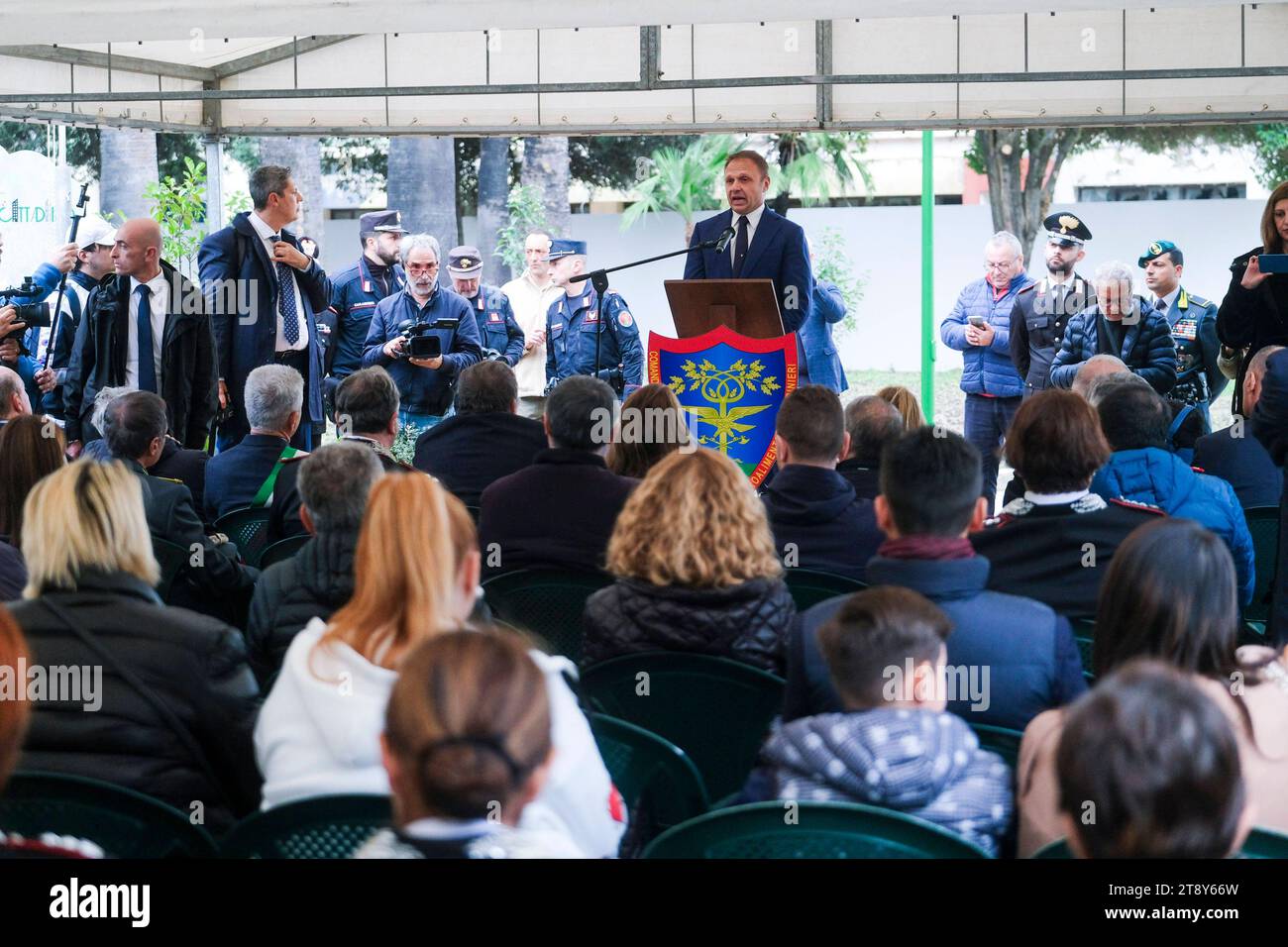 Minister für Landwirtschaft, Ernährungssouveränität und Forstwirtschaft Francesco Lollobrigida, Minister für Landwirtschaft, Ernährungssouveränität und Forstwirtschaft der Regierung Meloni Francesco Lollobrigida in Caivano für die Eröffnung des Stadtparks im Sportzentrum Delphinia, einem Ort in der Nähe des Grünen Parks. DSCF5866 Copyright: XAntonioxBalascox Credit: Imago/Alamy Live News Stockfoto