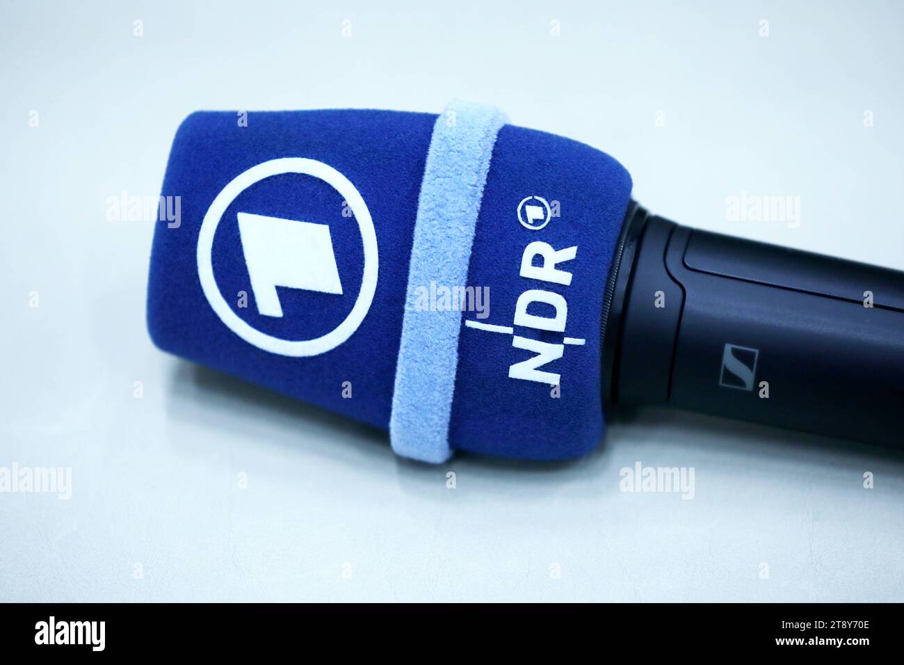 Mikrofon des NDR Norddeutscher Rundfunk/Fernsehnetzwerk aufgenommen im Fernsehstudio in Berlin-Adlershof. Der NDR entstand 1954 durch die Spaltung des Nordwestdeutschen Rundfunks NWDR im NDR. *** Mikrofon des NDR Norddeutscher Rundfunk aufgenommen im Fernsehstudio in Berlin Adlershof der NDR entstand 1954 durch die Aufteilung des Nordwestdeutschen Rundfunks NWDR in NDR Credit: Imago/Alamy Live News Stockfoto