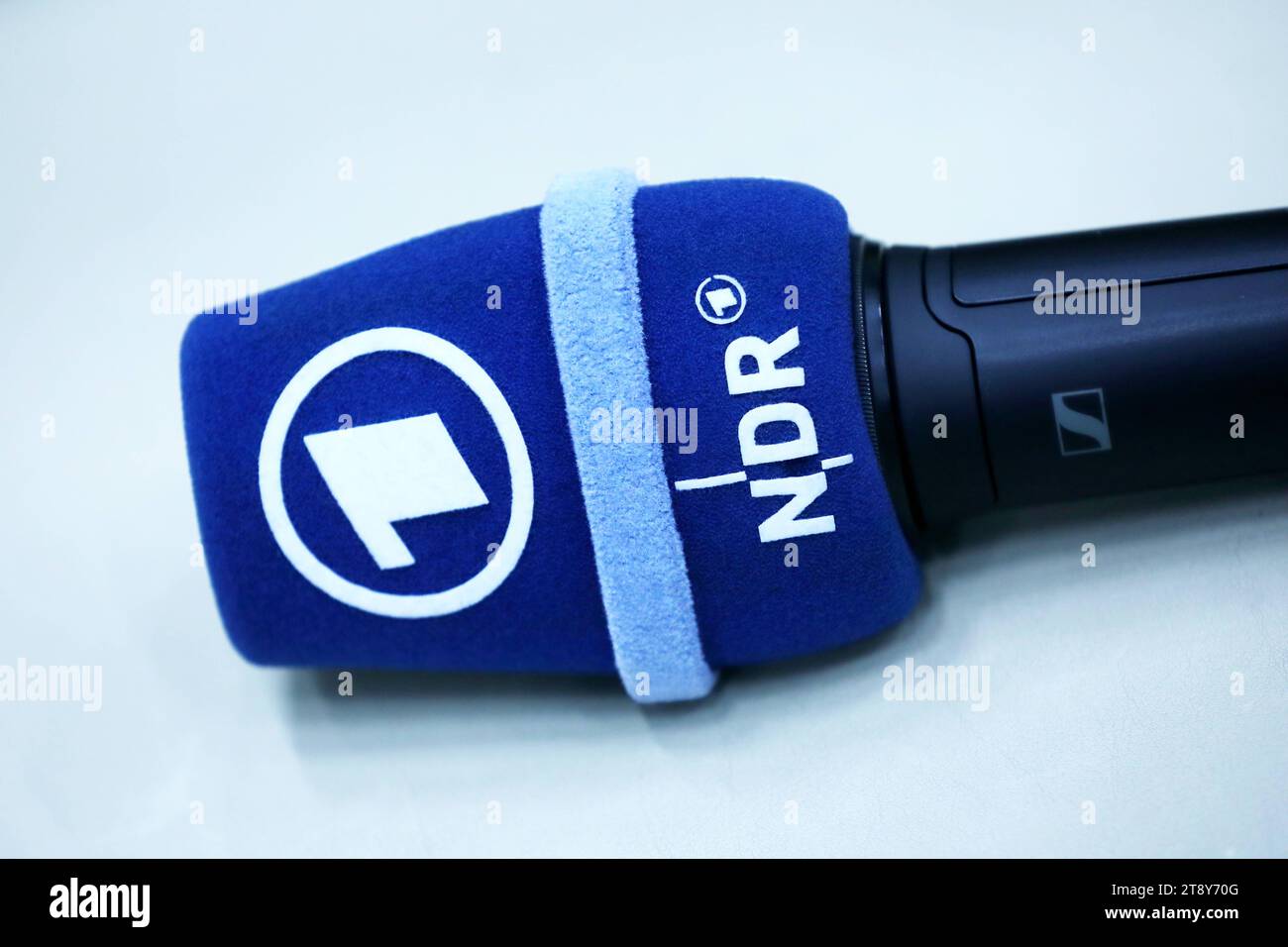 Mikrofon des NDR Norddeutscher Rundfunk/Fernsehnetzwerk aufgenommen im Fernsehstudio in Berlin-Adlershof. Der NDR entstand 1954 durch die Spaltung des Nordwestdeutschen Rundfunks NWDR im NDR. *** Mikrofon des NDR Norddeutscher Rundfunk aufgenommen im Fernsehstudio in Berlin Adlershof der NDR entstand 1954 durch die Aufteilung des Nordwestdeutschen Rundfunks NWDR in NDR Credit: Imago/Alamy Live News Stockfoto