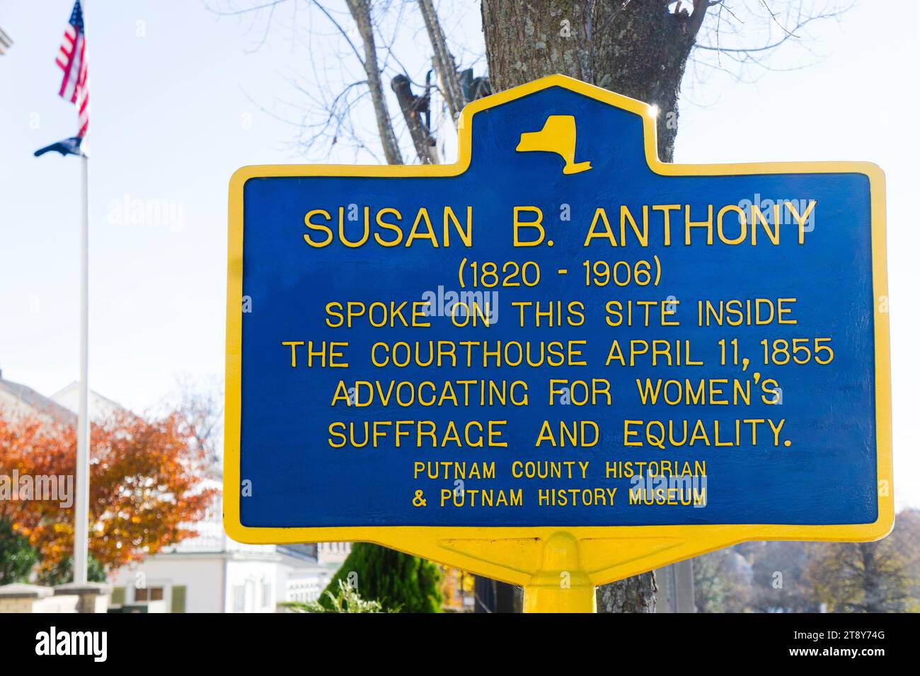 Ein Schild in Carmel, New York, zu Ehren von Susan B. Anthony, die 1855 im Putnam Courthouse über Frauenrechte und Frauenwahlrecht sprach. Stockfoto