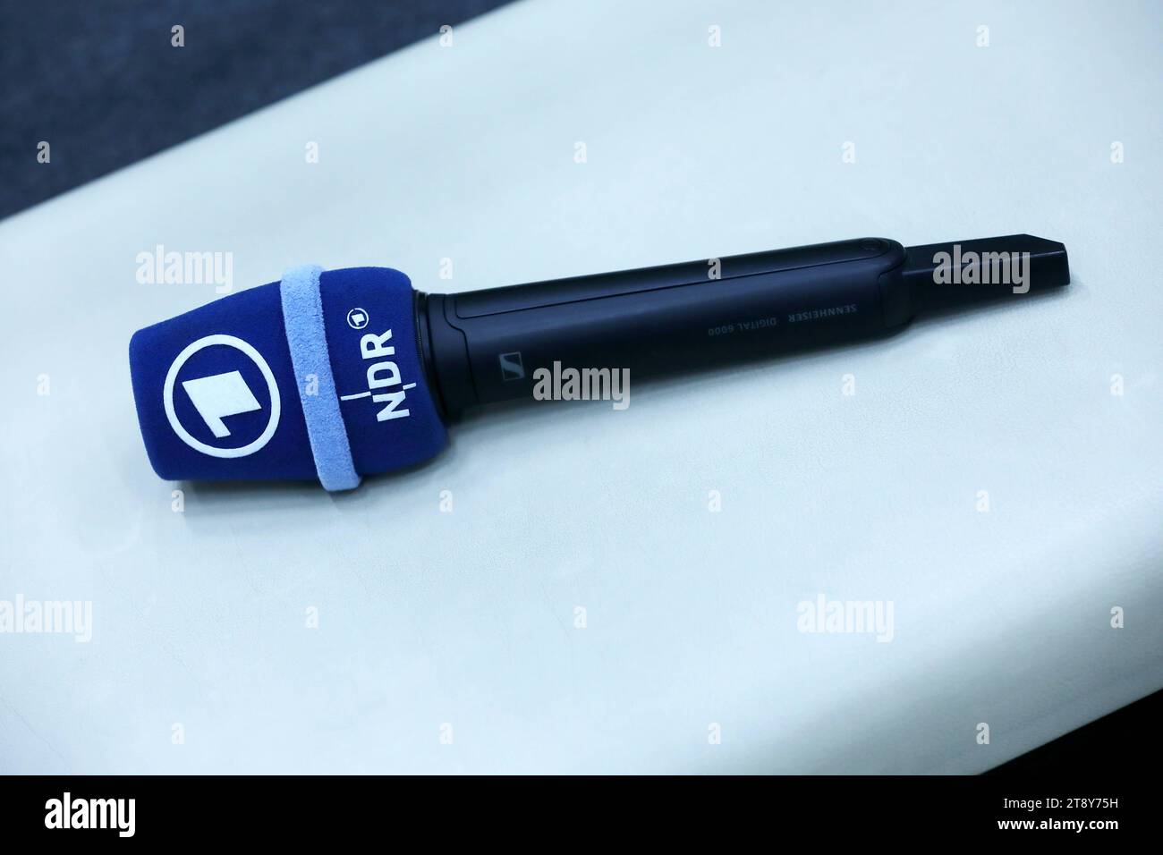 Mikrofon des NDR Norddeutscher Rundfunk/Fernsehnetzwerk aufgenommen im Fernsehstudio in Berlin-Adlershof. Der NDR entstand 1954 durch die Spaltung des Nordwestdeutschen Rundfunks NWDR im NDR. *** Mikrofon des NDR Norddeutscher Rundfunk aufgenommen im Fernsehstudio in Berlin Adlershof der NDR entstand 1954 durch die Aufteilung des Nordwestdeutschen Rundfunks NWDR in NDR Credit: Imago/Alamy Live News Stockfoto