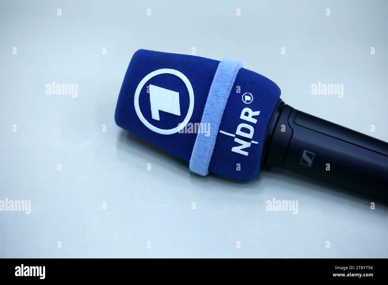 Mikrofon des NDR Norddeutscher Rundfunk/Fernsehnetzwerk aufgenommen im Fernsehstudio in Berlin-Adlershof. Der NDR entstand 1954 durch die Spaltung des Nordwestdeutschen Rundfunks NWDR im NDR. *** Mikrofon des NDR Norddeutscher Rundfunk aufgenommen im Fernsehstudio in Berlin Adlershof der NDR entstand 1954 durch die Aufteilung des Nordwestdeutschen Rundfunks NWDR in NDR Credit: Imago/Alamy Live News Stockfoto
