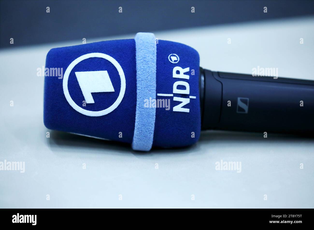Mikrofon des NDR Norddeutscher Rundfunk/Fernsehnetzwerk aufgenommen im Fernsehstudio in Berlin-Adlershof. Der NDR entstand 1954 durch die Spaltung des Nordwestdeutschen Rundfunks NWDR im NDR. *** Mikrofon des NDR Norddeutscher Rundfunk aufgenommen im Fernsehstudio in Berlin Adlershof der NDR entstand 1954 durch die Aufteilung des Nordwestdeutschen Rundfunks NWDR in NDR Credit: Imago/Alamy Live News Stockfoto