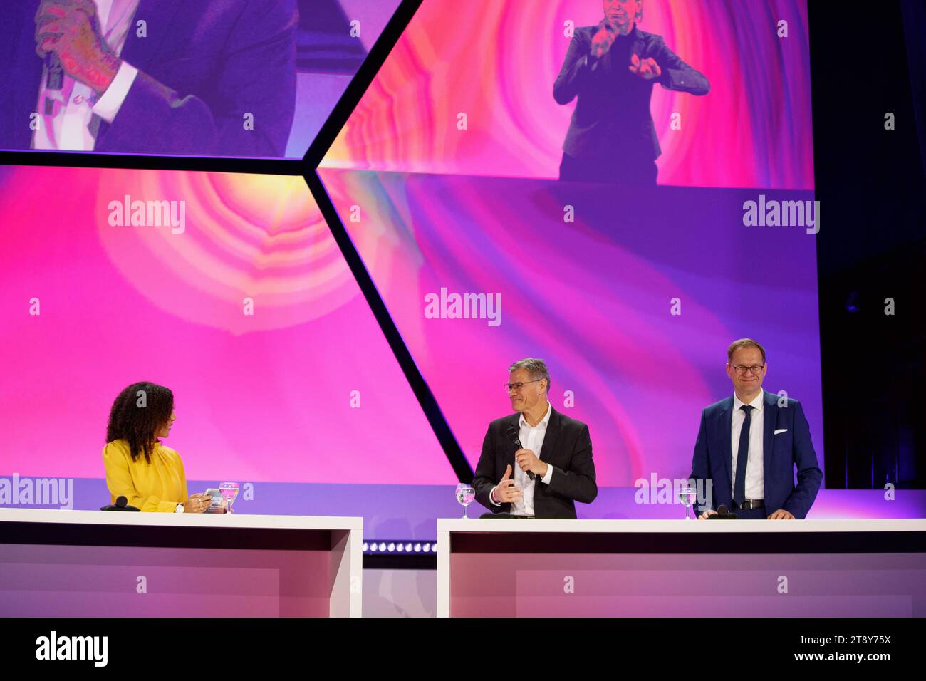 Dr. Stefan Traeger, CEO, Jenoptik AG rechts Dr. Karl Lamprecht, Vorstandsvorsitzender, ZEISS Gruppe Mitte und Moderatorin Jennifer Sarah Boone auf der Podiumsdiskussion des Digital-Gipfel im Jenaer Volkshaus - Innovationsstandort Jena: Eine Stadt als Impulsgeber für die digitale Transformation in der Zeitenwende - Jena Thüringen Deutschland *** Dr. Stefan Traeger, CEO, Jenoptik AG Recht Dr. Karl Lamprecht, Vorstandsvorsitzender, ZEISS Group Center und Moderatorin Jennifer Sarah Boone bei der Podiumsdiskussion des Digital Summit im Jenas Volkshaus Innovationsstandort Jena A City as A dri Stockfoto