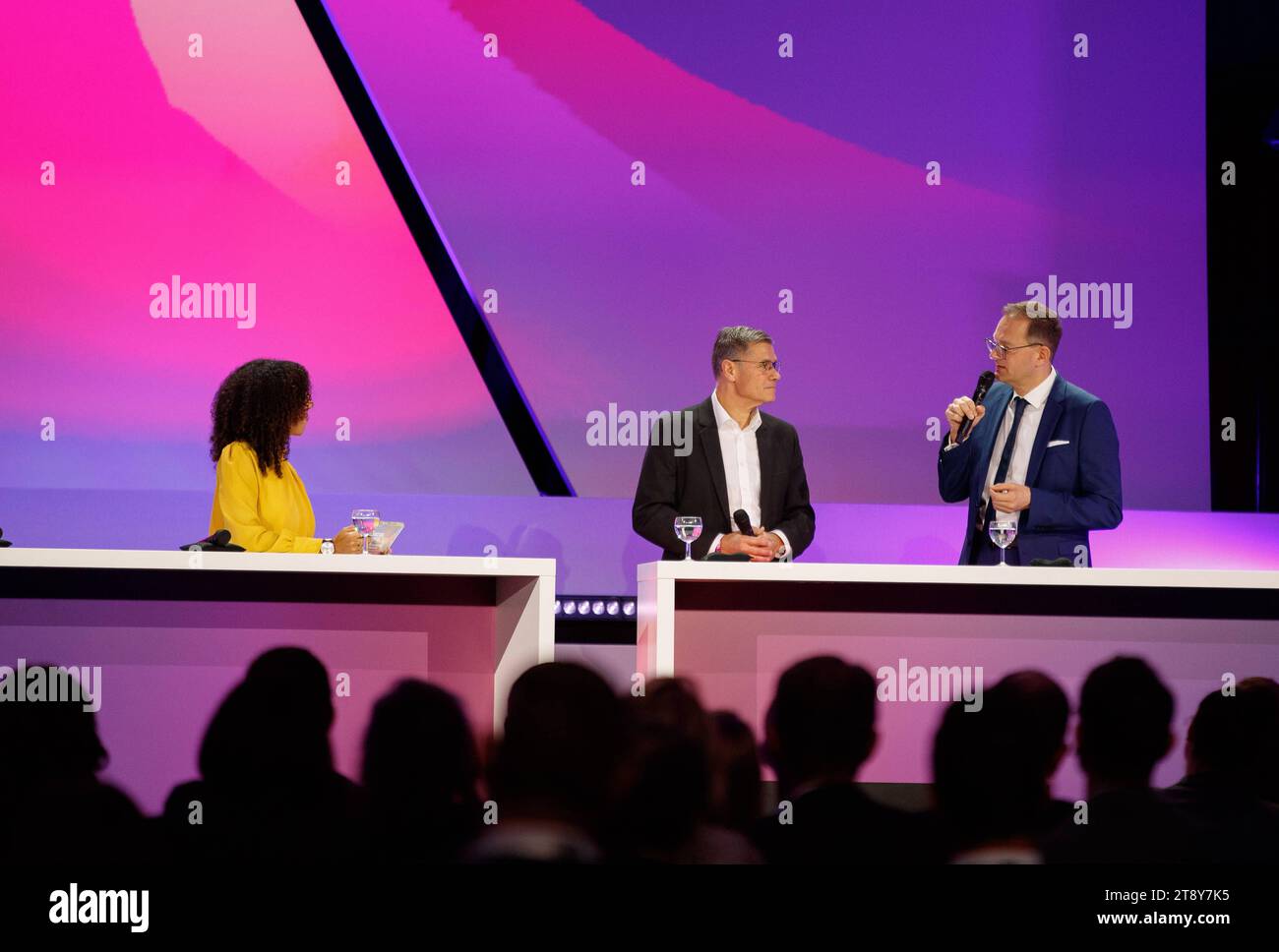 Dr. Stefan Traeger, CEO, Jenoptik AG rechts Dr. Karl Lamprecht, Vorstandsvorsitzender, ZEISS Gruppe Mitte und Moderatorin Jennifer Sarah Boone auf der Podiumsdiskussion des Digital-Gipfel im Jenaer Volkshaus - Innovationsstandort Jena: Eine Stadt als Impulsgeber für die digitale Transformation in der Zeitenwende - Jena Thüringen Deutschland *** Dr. Stefan Traeger, CEO, Jenoptik AG Recht Dr. Karl Lamprecht, Vorstandsvorsitzender, ZEISS Group Center und Moderatorin Jennifer Sarah Boone bei der Podiumsdiskussion des Digital Summit im Jenas Volkshaus Innovationsstandort Jena A City as A dri Stockfoto