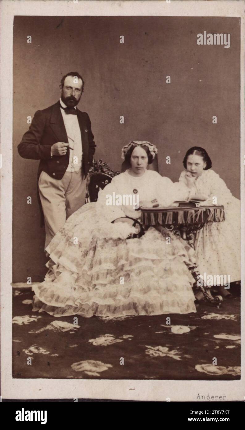 König Karl XV. Von Schweden (1826–1872) mit seiner Frau Louise von Orange und seiner Tochter Louise Josephin, Ludwig Angerer (1827–1879), Fotograf, Datum um 1862, Trägerkarton, Albumenpapier, Untersatzkarton 9, 9 x 6, 1 cm, Familie, Porträt, Mann, Frau, Kind, König; kaiser, die Wiener Sammlung Stockfoto