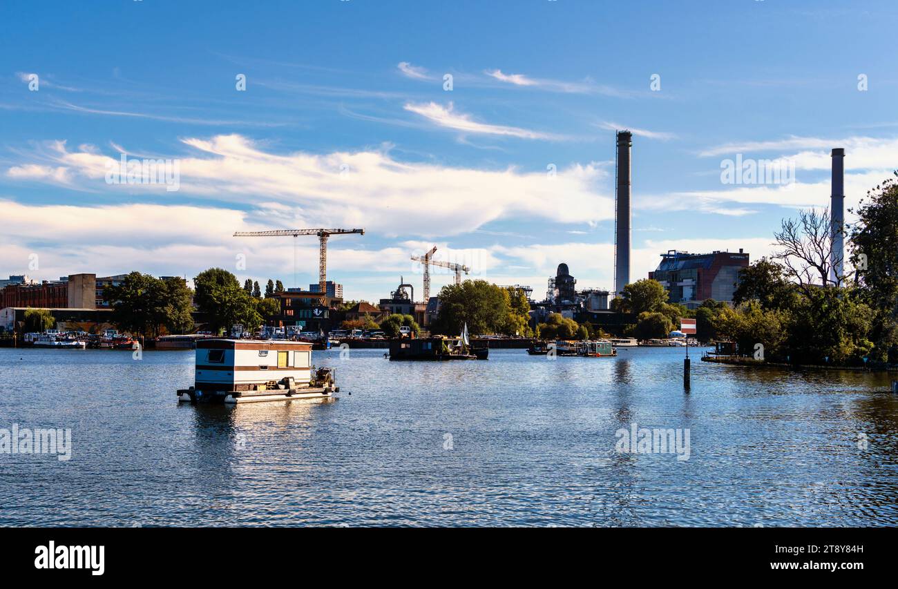 Rummelsburg Bay mit Blick auf das Kraftwerk Klingenberg, Berlin-Lichtenberg, Deutschland Stockfoto