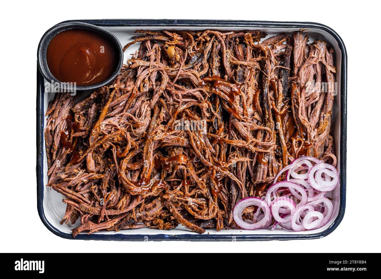 Rindfleisch mit heißer Chili-Sauce in Backform. Isolierter, weißer Hintergrund. Stockfoto