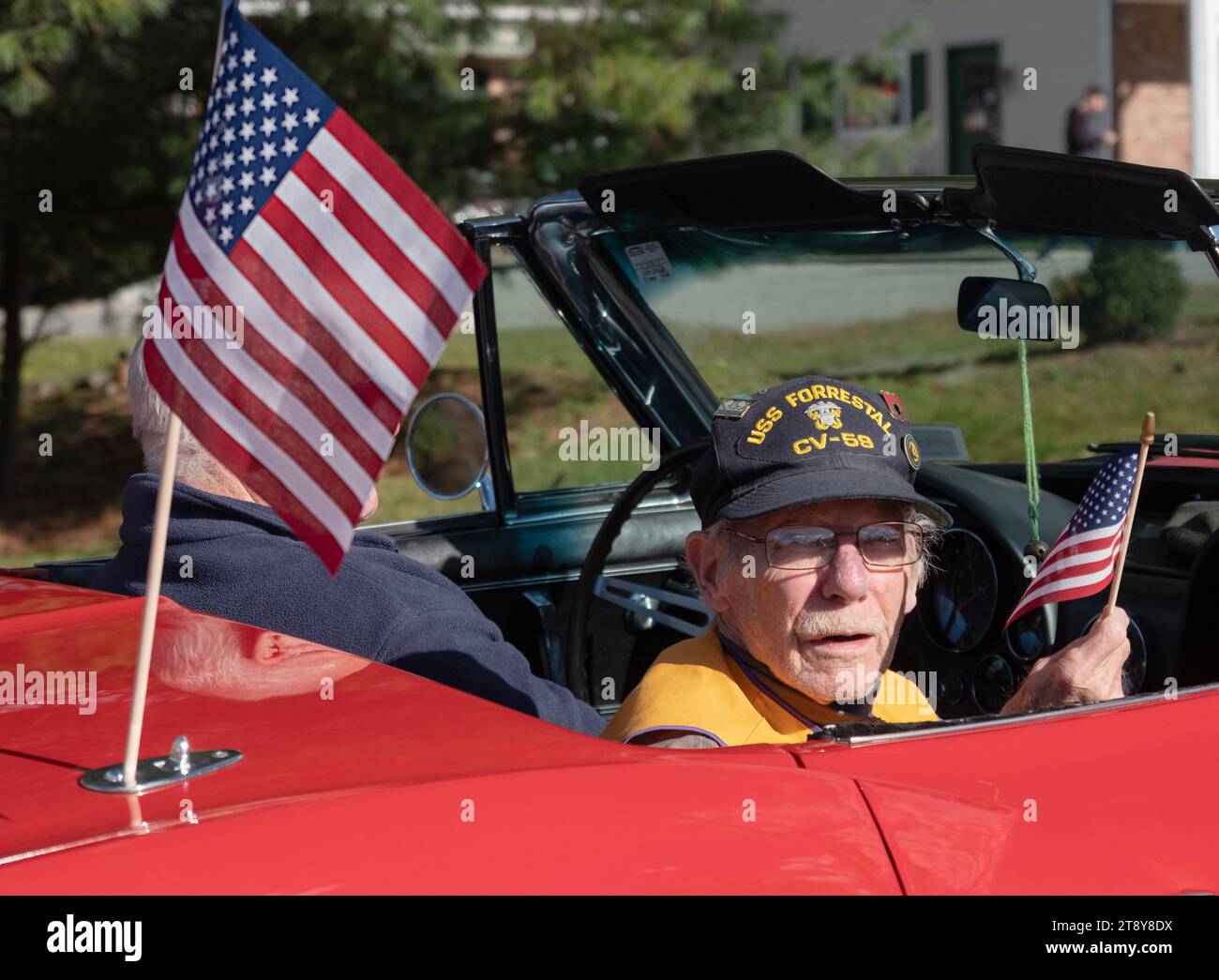 Ein Senior Army Veteran fährt in einem der Hauptautos der jährlichen Veterans Day Parade in Somers, New York am 11. November 2023. Stockfoto