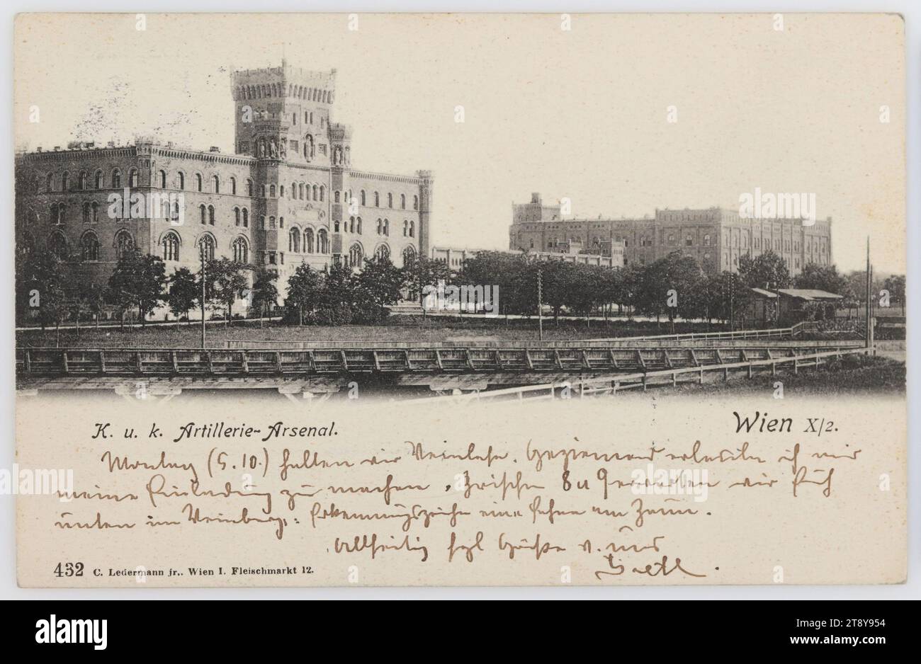 K. u. k. Artillerie Arsenal. Wien X, 2, Carl (Karl) Ledermann Jr., Maker, 1903, Karton, Kollotype, Inschrift, VON Wien NACH Neuwaldegg, ADRESSE, Frau [Name], Neuwaldegg, Zwerngasse 16, NACHRICHT, Montag (5,10.) Wir halten Traubenernte ab. Ich nehme mir die Freiheit, meine Einladung zu machen. Zwischen 8 und 9 warten wir unten im Weinberg auf Sie: Ausweisschild eine Fahne am Zaun, rundherum hzl Grüße von uns Gretl, Militär, Medien und Kommunikation, Ansichtskarten mit Transliteration, 3. Bezirk: Landstraße, Kasernen, Brücke, Telegrafenmast, Telefonmast, Arsenal Stockfoto