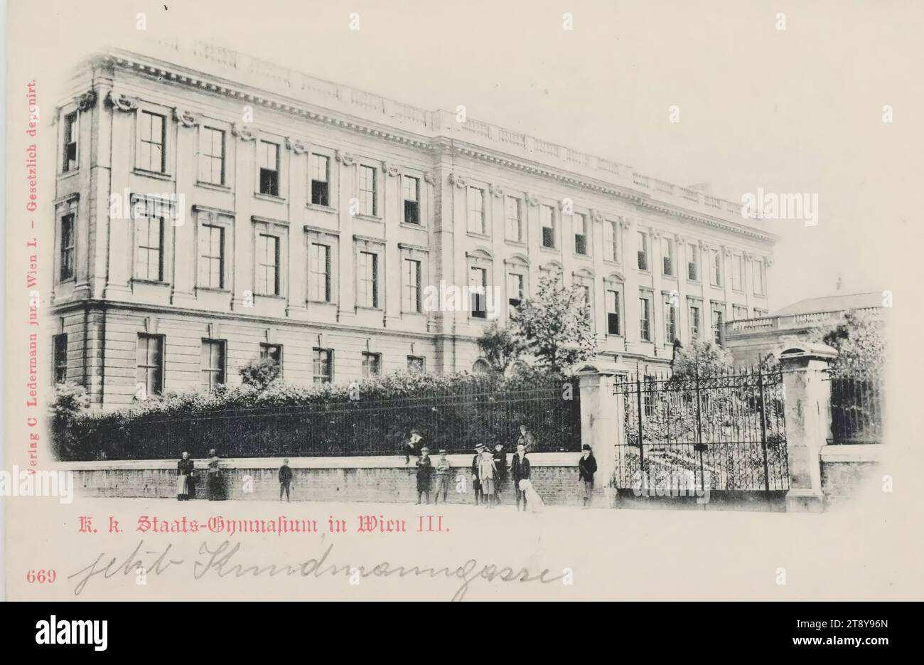3, Kundmanngasse 20-22 - Gymnasium, Ansichtskarte, Carl (Karl) Ledermann Jr., Produzent, Datum um 1898, Karton, Kollotype, Bildung und Lehre, 3. Bezirk: Landstraße, Zaun, Mauer, Streikzaun, mit Menschen, die Wiener Sammlung Stockfoto