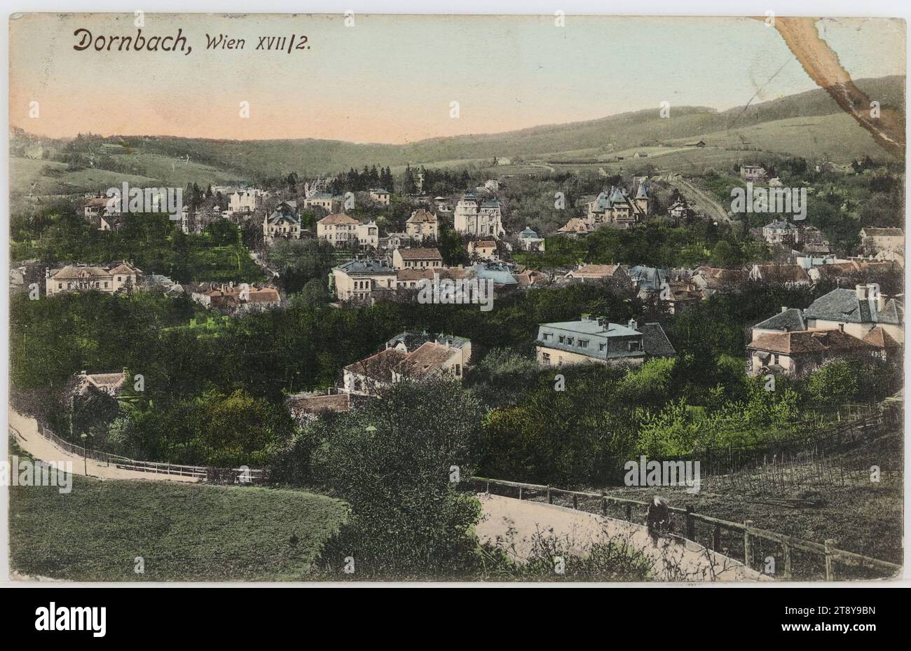 17., Panorama von Dornbach, Ansichtskarte, Paul Ledermann (1882-1946), Produzent, 1912, Karton, handgefärbt, Kollotype, Beschriftung, ZU, Vienna, ADDRESS, [Empfänger und Salzburger Adresse durchgestrichen], Vienna 17, 2, Zwerngasse 16, MESSAGE, Wohlgebo. Gnädige Frau!, ich melde eilig, dass die gekennzeichneten Proben nicht bei Richter angekommen sind, und deshalb nur zufällige Proben dort entnommen werden, wo der Rest der Sektion noch hier ist, sonst sind meine Arbeitskräfte verzögert und zeitaufwändig. Handkuss, Wienerwald, Medien und Kommunikation, Postkarten mit Transliteration Stockfoto