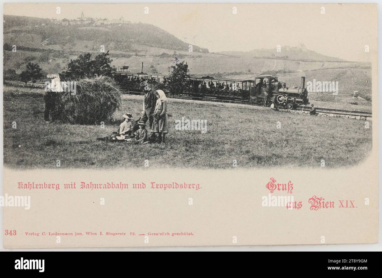 19., Kahlenberg - Zahnradbahn, Blick gegen Leopoldsberg, Ansichtskarte, Datum um 1898, Pappe, Kollotypie, Info, Text, die Postkarte zeigt die 1874 eröffnete Zahnradbahn zum Kahlenberg, die auf dem Bergweg zum Foto Halt macht. Im Hintergrund der Kahlenberg und der Leopoldsberg, Personalfiguren im Vordergrund. Das fotografische Modell für diese Karte wurde 1889 von Victor Angerer aufgenommen, mehr in dem artikel Zuckerl-, Ruckerl-, Knöpferlbahn. Wiener Bergbahnen im 19. Jahrhundert - Teil 1" und im artikel des Wiener Museumsmagazins Stockfoto