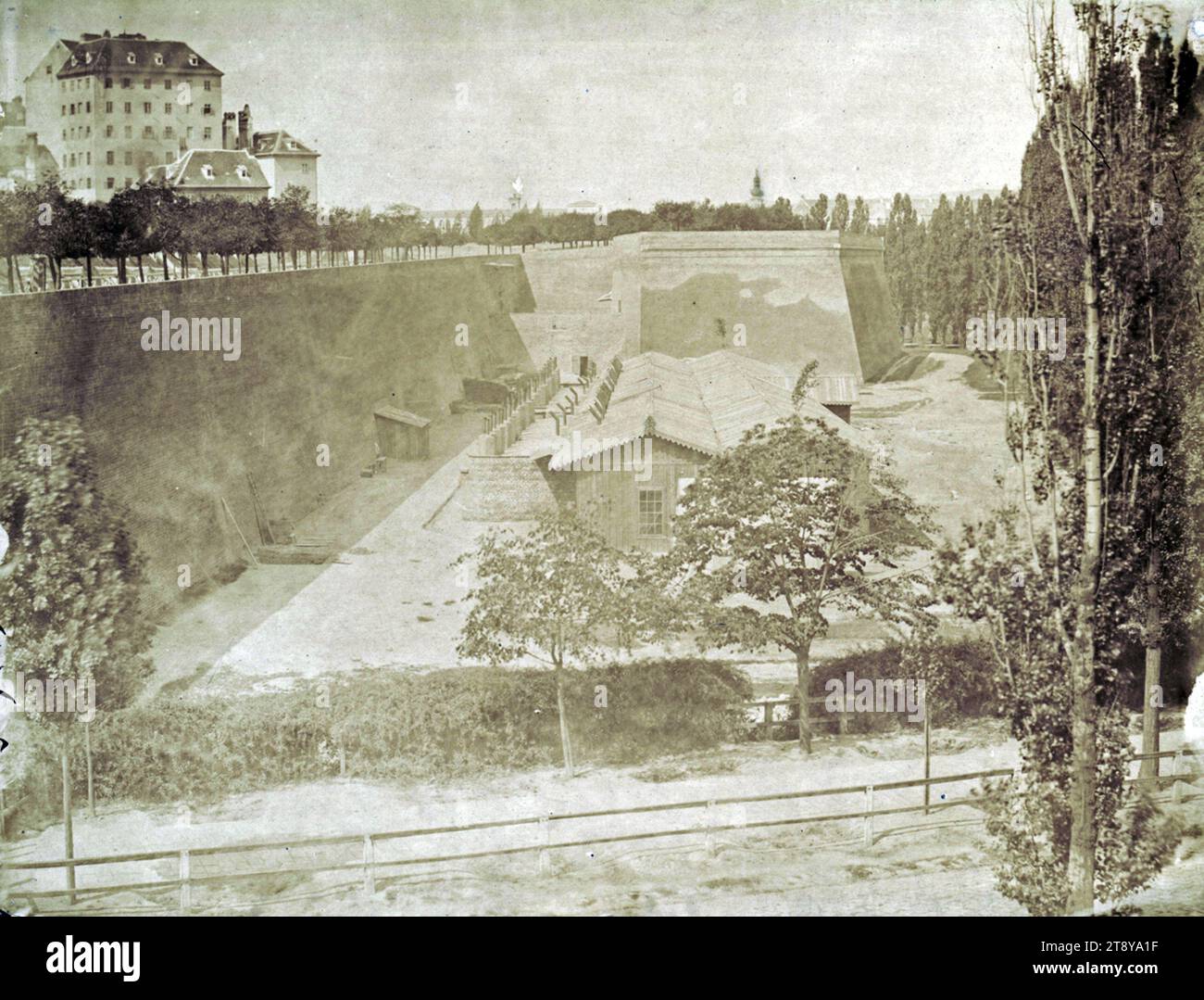 Stadtbefestigung: Elendbastei, k. k. Hof- und Staatsdruckerei Wien (1804-1918), Fotograf, 1859, gesalzener Papierdruck, Bildgröße 42 x 54, 7 cm, verschwundene Stätten und Strukturen, 1. Bezirk: Innenstadt, Mauern  befestigte Stadt, Hütte, Hütte, Hütte, Hütte, Hütte, Bäume. Die Wiener Sammlung Stockfoto