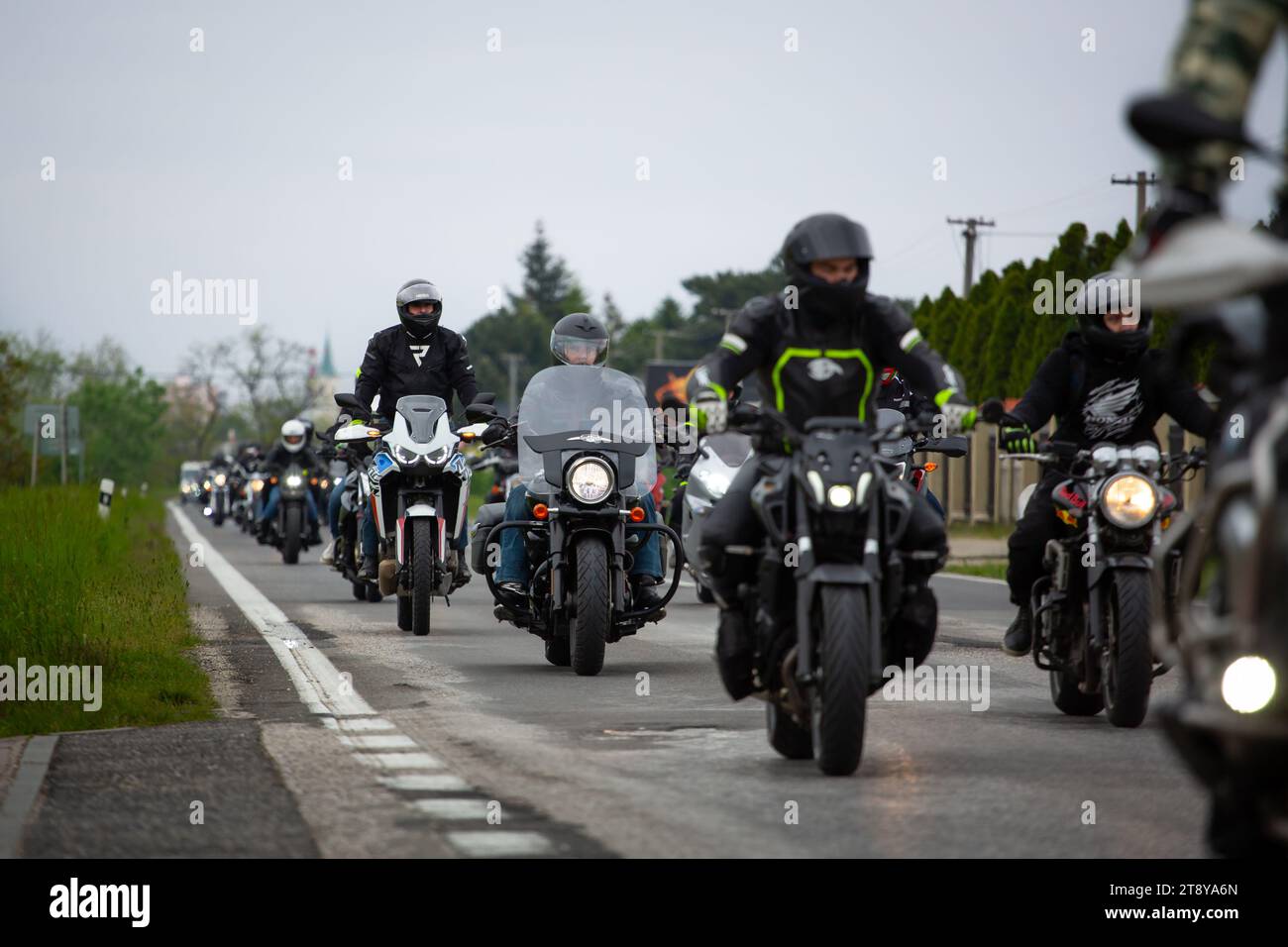 Gruppe von Motorradfahrern, die gemeinsam auf öffentlichen Straßen fahren Stockfoto