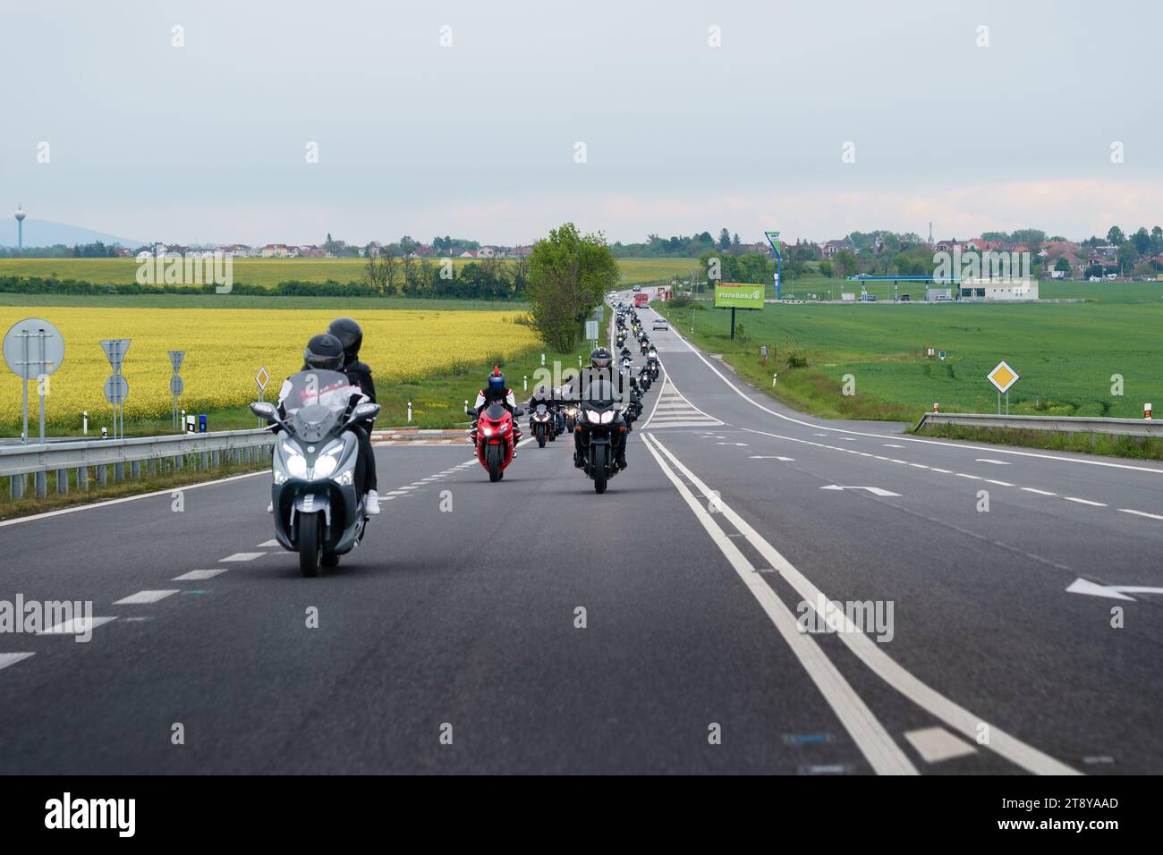 Gruppe von Motorradfahrern, die gemeinsam auf öffentlichen Straßen fahren Stockfoto