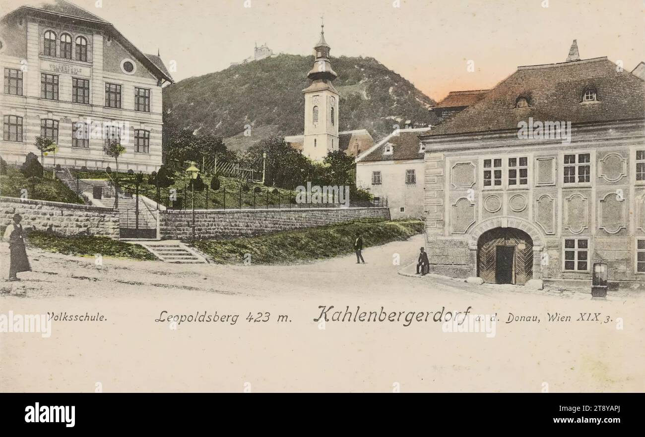 19., Kahlenbergerdorf - mit Grundschule, im Hintergrund mit Leopoldsberg, Ansichtskarte, Carl (Karl) Ledermann jun., Produzent, 1900-1905, Karton, handkoloriert, Kollotypie, Höhe x Breite 9 x 14 cm, Wienerwald, 19.: Döbling, Kirche (außen), (hoch-)Hügel, mit Menschen, gewöhnliches Haus oder Reihe von Häusern, Flachbau, Mehrfamilienhaus, Kahlenbergerdorf, Leopoldsberg, Die Wiener Sammlung Stockfoto