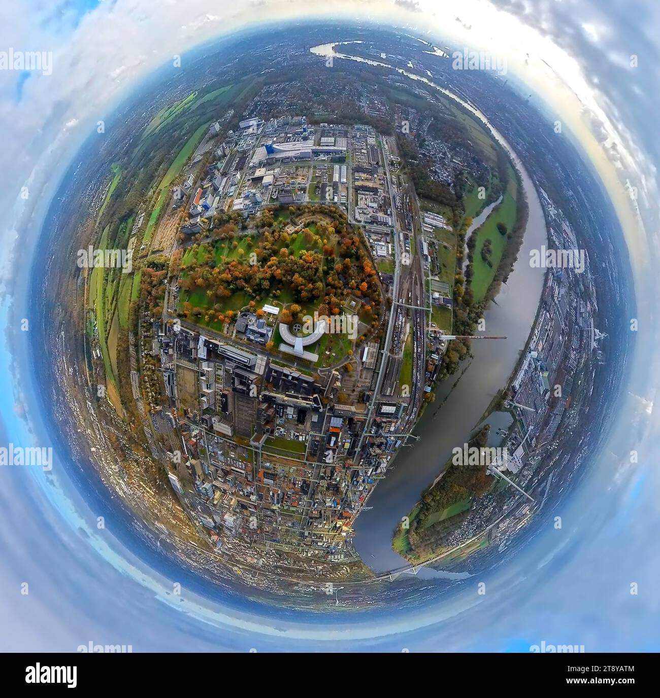 Luftbild, Chempark Leverkusen Chemiepark ehemals Bayerwerk am Fluss, halbrundes Gebäude der Konzernzentrale Bayer AG, umgeben von herbstlichen Laubbäumen, Erdkugel, Fisheye Aufnahme, Fischaugen Aufnahme, 360 Grad Aufnahme, winzige Welt, kleiner Planet, Fischaugenbild, Wiesdorf, Leverkusen, Rheinland, Nordrhein-Westfalen, Deutschland ACHTUNGxMINDESTHONORARx60xEURO *** Luftansicht, Chempark Leverkusen, ehemaliges Bayer-Werk am Rhein, halbkreisförmiges Gebäude des Hauptsitzes der Bayer AG, umgeben von herbstlichen Laubbäumen, Globus, Fischaugenbild, Fischaugenbild, 360 Grad i Stockfoto