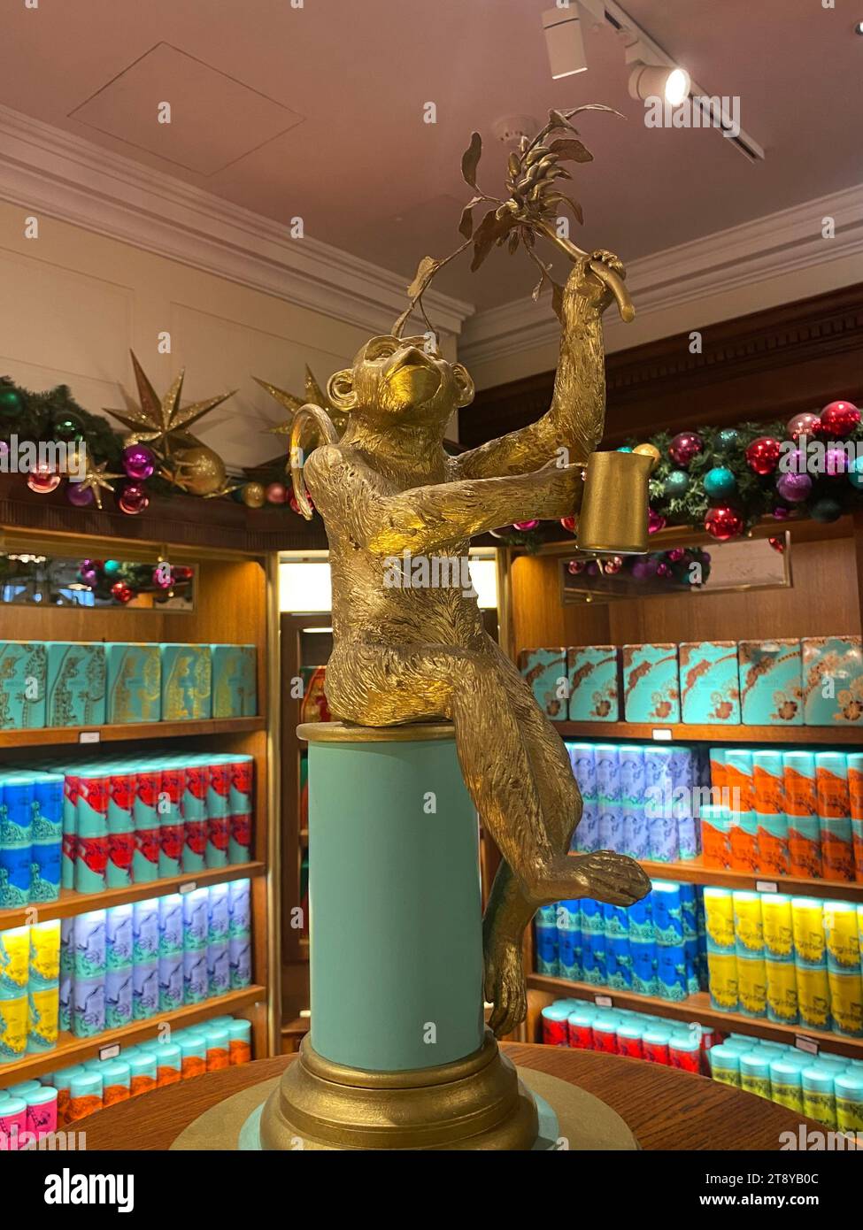 Seit 1707 bietet Fortnum & Mason außergewöhnliche Hampers, köstliche Speisen, Fortnum & Mason präsentieren bereits überall Weihnachtsbäume und Weihnachtsgeschenke. Einheimische, Besucher und Touristen schlendern durch die Gegend, um die besten Tees, Kaffee, Snacks, Weine und andere Leckereien zu kaufen, um sich früh vor dem Weihnachtsstreich der Last-Minute-Einkäufer aufzufüllen. Stockfoto