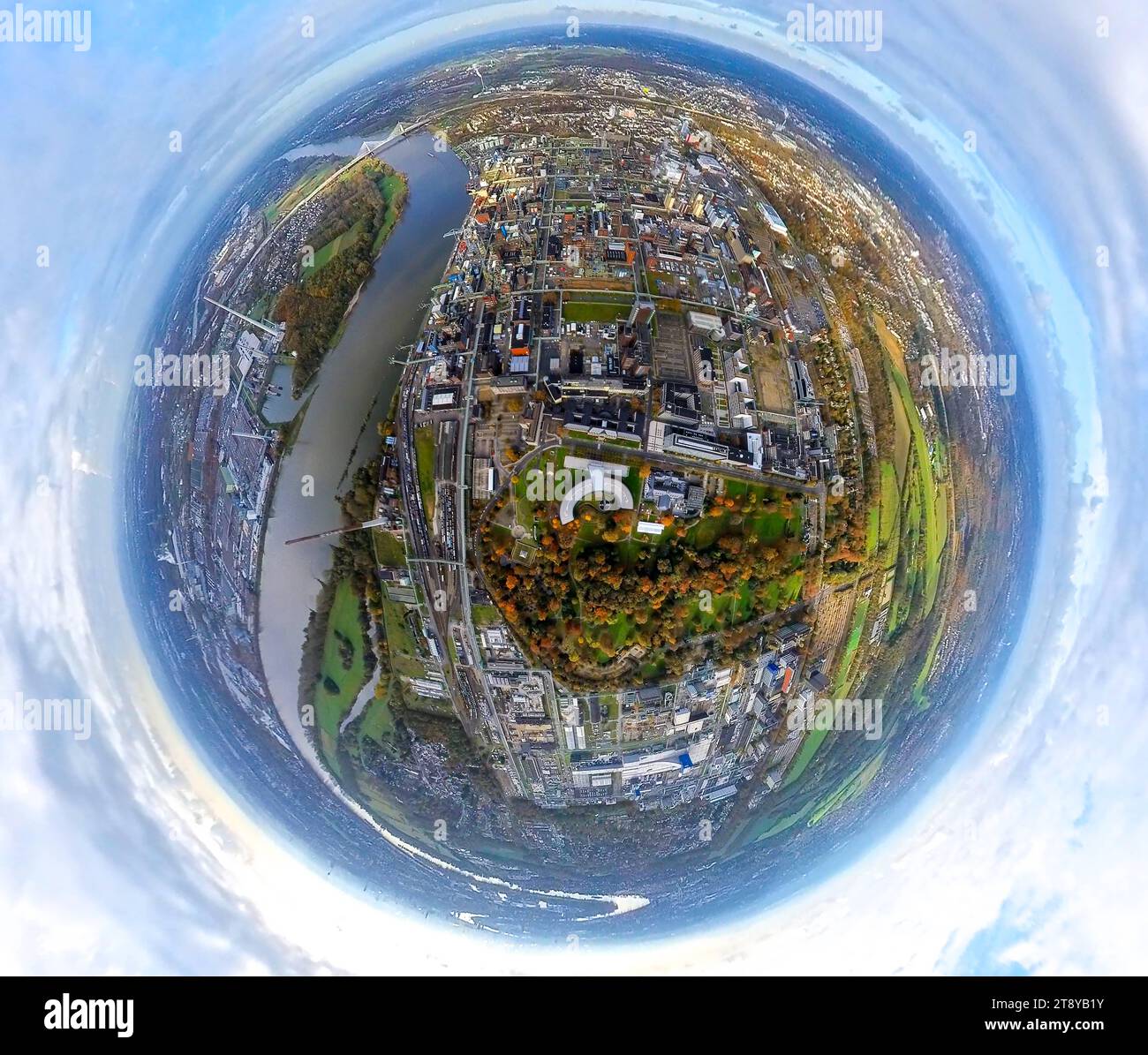 Luftbild, Chempark Leverkusen Chemiepark ehemals Bayerwerk am Fluss, halbrundes Gebäude der Konzernzentrale Bayer AG, umgeben von herbstlichen Laubbäumen, Erdkugel, Fisheye Aufnahme, Fischaugen Aufnahme, 360 Grad Aufnahme, winzige Welt, kleiner Planet, Fischaugenbild, Wiesdorf, Leverkusen, Rheinland, Nordrhein-Westfalen, Deutschland ACHTUNGxMINDESTHONORARx60xEURO *** Luftansicht, Chempark Leverkusen, ehemaliges Bayer-Werk am Rhein, halbkreisförmiges Gebäude des Hauptsitzes der Bayer AG, umgeben von herbstlichen Laubbäumen, Globus, Fischaugenbild, Fischaugenbild, 360 Grad i Stockfoto