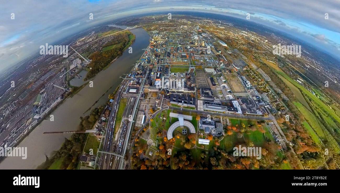 Luftbild, Chempark Leverkusen Chemiepark ehemals Bayerwerk am Fluss, halbrundes Gebäude der Konzernzentrale Bayer AG, umgeben von herbstlichen Laubbäumen, Erdkugel, Fisheye Aufnahme, Fischaugen Aufnahme, 360 Grad Aufnahme, winzige Welt, kleiner Planet, Fischaugenbild, Wiesdorf, Leverkusen, Rheinland, Nordrhein-Westfalen, Deutschland ACHTUNGxMINDESTHONORARx60xEURO *** Luftansicht, Chempark Leverkusen, ehemaliges Bayer-Werk am Rhein, halbkreisförmiges Gebäude des Hauptsitzes der Bayer AG, umgeben von herbstlichen Laubbäumen, Globus, Fischaugenbild, Fischaugenbild, 360 Grad i Stockfoto