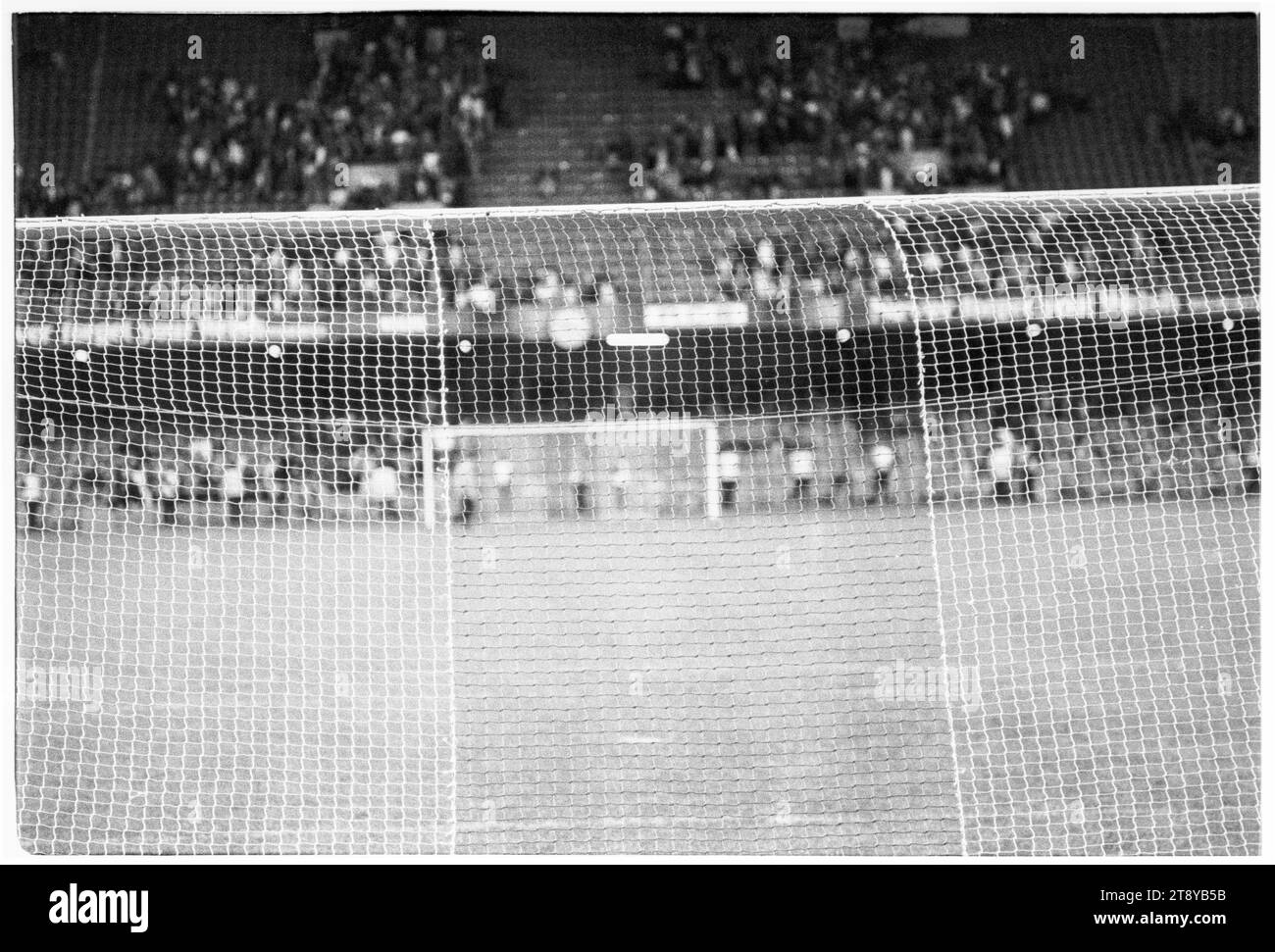 Der Blick hinter die Ziele. Qualifikation der Gruppe 4 zur FIFA-Weltmeisterschaft 1994 – Wales gegen RCS (Tschechoslowakei, auch bekannt als Vertretung der Tschechen und Slowaken) am 8. September 1993 im Cardiff Arms Park, Wales, Vereinigtes Königreich. Ein Sieg für Wales in diesem Spiel würde fast die Qualifikation garantieren, da zwei Gruppenspiele verbleiben. Sie führten 2-1 an, kassierten aber ein spätes Freistoß-Tor von Peter Dubovský und das Spiel endete mit 2:2. Foto: Rob Watkins Stockfoto