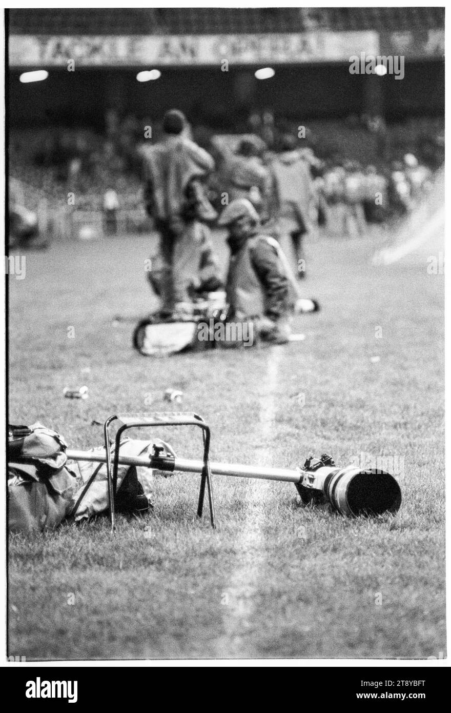 Sportfotografen und ihre Ausrüstung, Kameras und Langobjektive auf der Touchline hinter den Toren. Qualifikation der Gruppe 4 zur FIFA-Weltmeisterschaft 1994 – Wales gegen RCS (Tschechoslowakei, auch bekannt als Vertretung der Tschechen und Slowaken) am 8. September 1993 im Cardiff Arms Park, Wales, Vereinigtes Königreich. Ein Sieg für Wales in diesem Spiel würde fast die Qualifikation garantieren, da zwei Gruppenspiele verbleiben. Sie führten 2-1 an, kassierten aber ein spätes Freistoß-Tor von Peter Dubovský und das Spiel endete mit 2:2. Foto: Rob Watkins Stockfoto