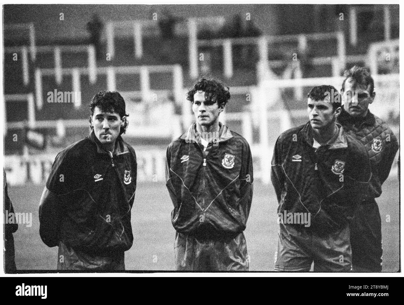 Dean Saunders, Ryan Giggs und Gary Speed stehen am Start an. Qualifikation zur FIFA-Weltmeisterschaft 1994 Gruppe 4 – Wales gegen Rumänien im Cardiff Arms Park, Wales, Großbritannien am 17. November 1993. Ein Sieg für Wales in diesem letzten Gruppenspiel würde die Qualifikation als einziger Vertreter aus Großbritannien bestätigen. Nach 64 Minuten mit dem Ergebnis von 1-1 hatte Wales einen Elfmeter, um die Führung zu übernehmen, aber Paul Bodins Spot-Kick traf die Bar. Florin Raducioiu erzielte in 82 Minuten den Sieger für Rumänien und qualifizierte sich stattdessen. Foto: Rob Watkins Stockfoto