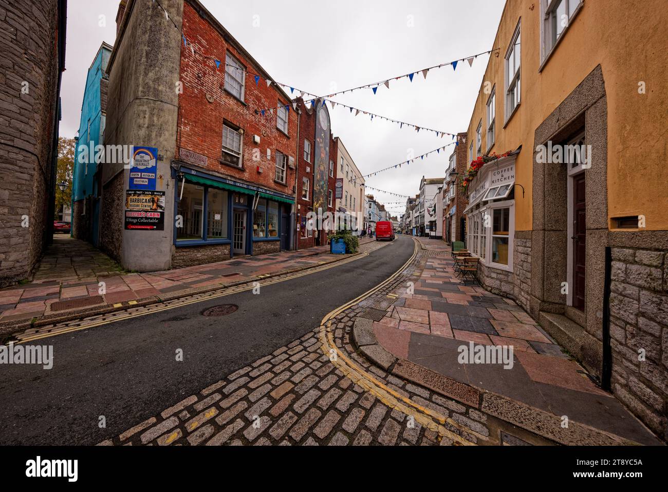 Eine Gasse führt von der Southside Street in Plymouth Barbican, Devon, England. Stockfoto