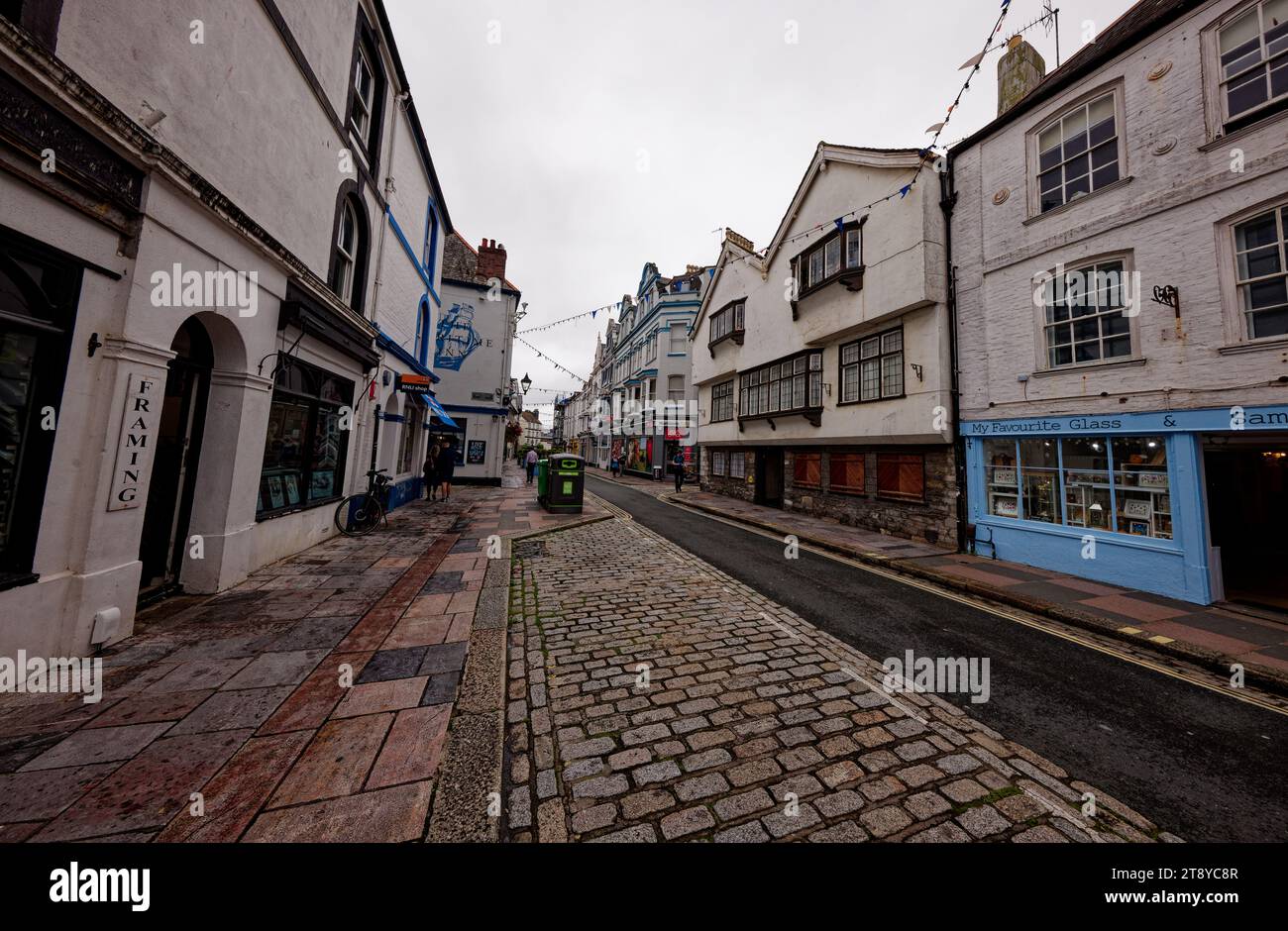 Eine Hauptstraße durch Plymouth Barbican, Devon, England. Stockfoto